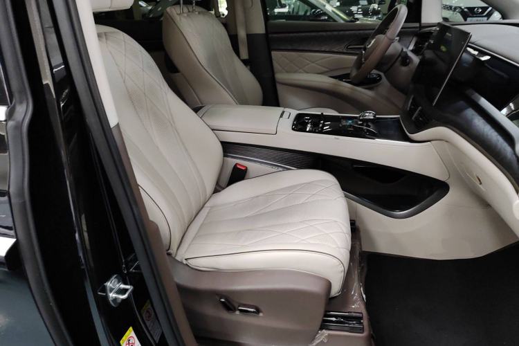 Used Denza D9 2023 DM-i 965 Luxury Model
