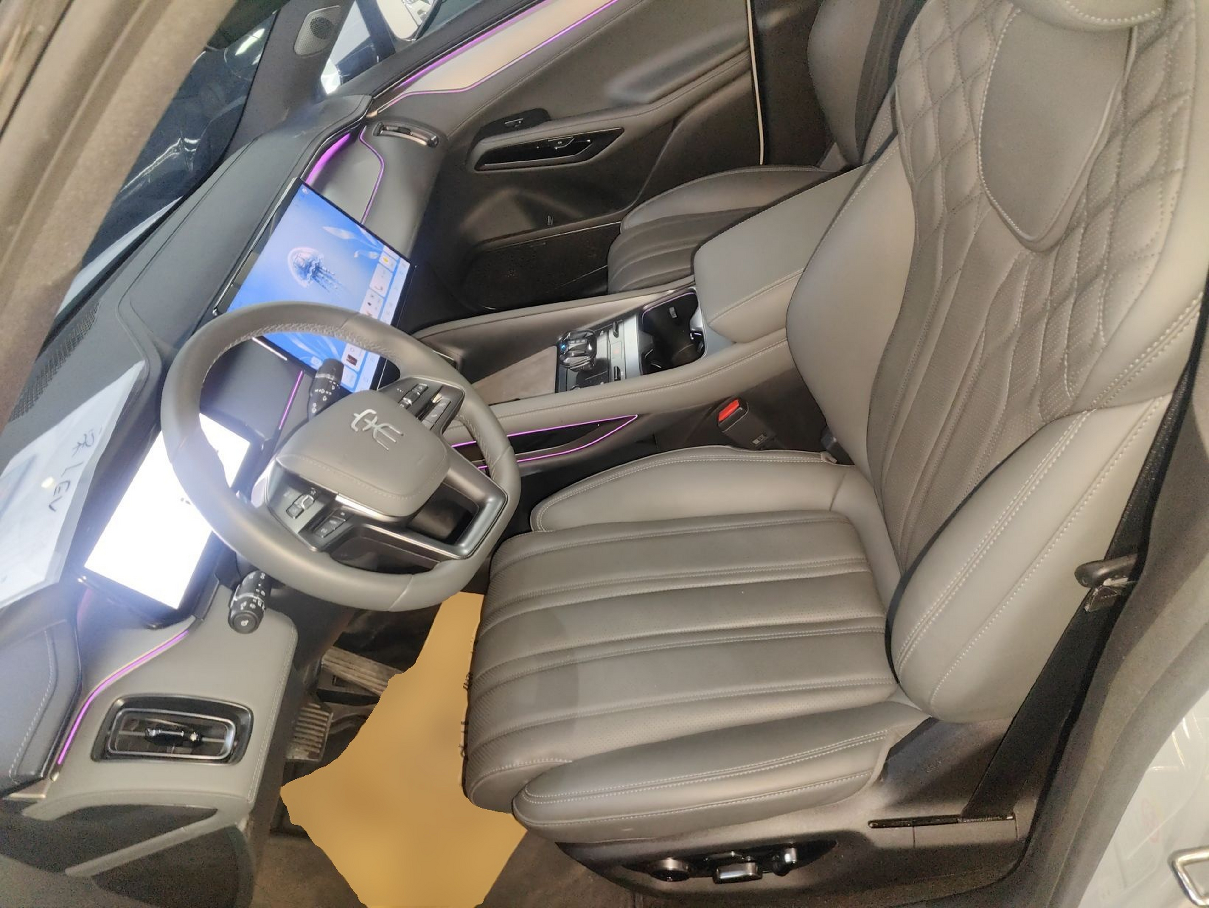 Переднее сиденье в автомобиле