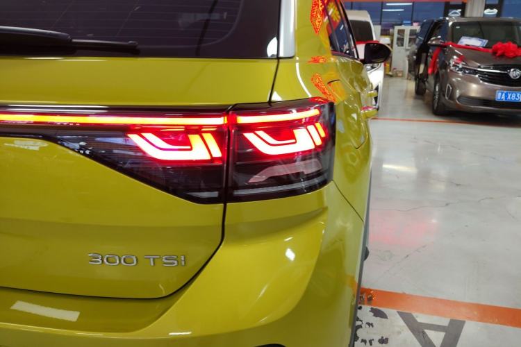 Used Volkswagen T-ROC 2023 300TSI DSG Two-Wheel Drive Starlight Edition