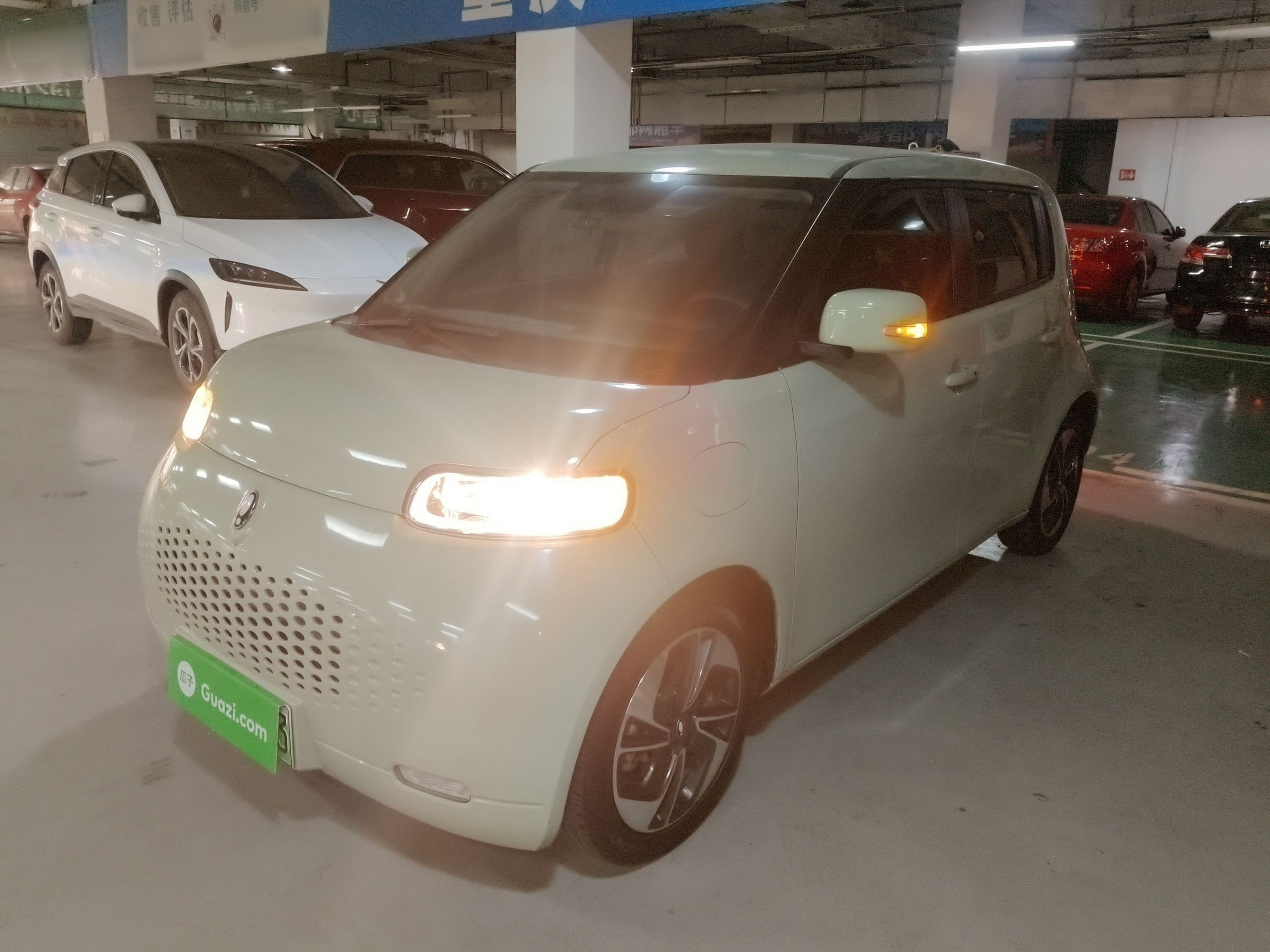 تحت مقدمة السيارة