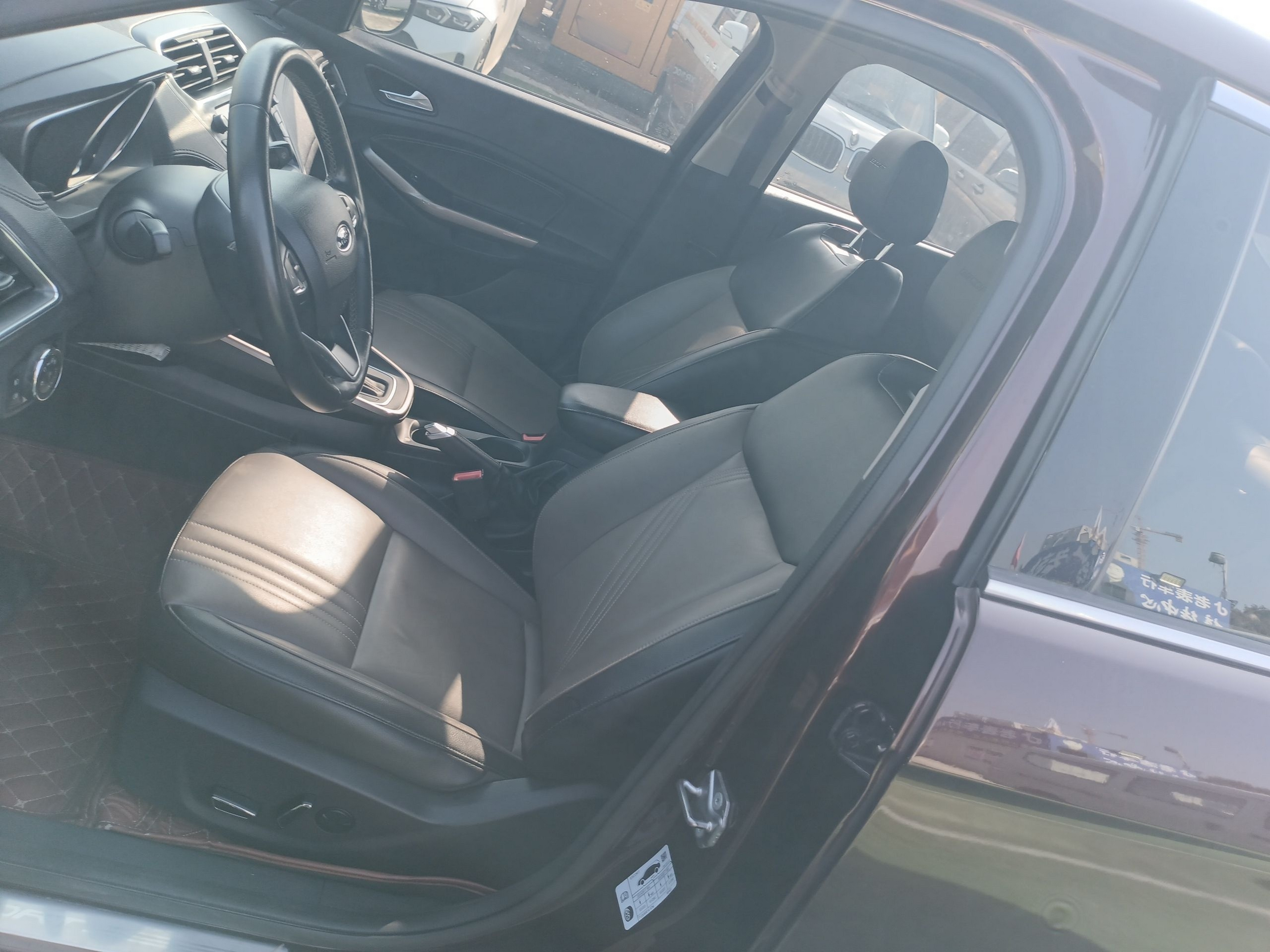 المقاعد الأمامية داخل السيارة