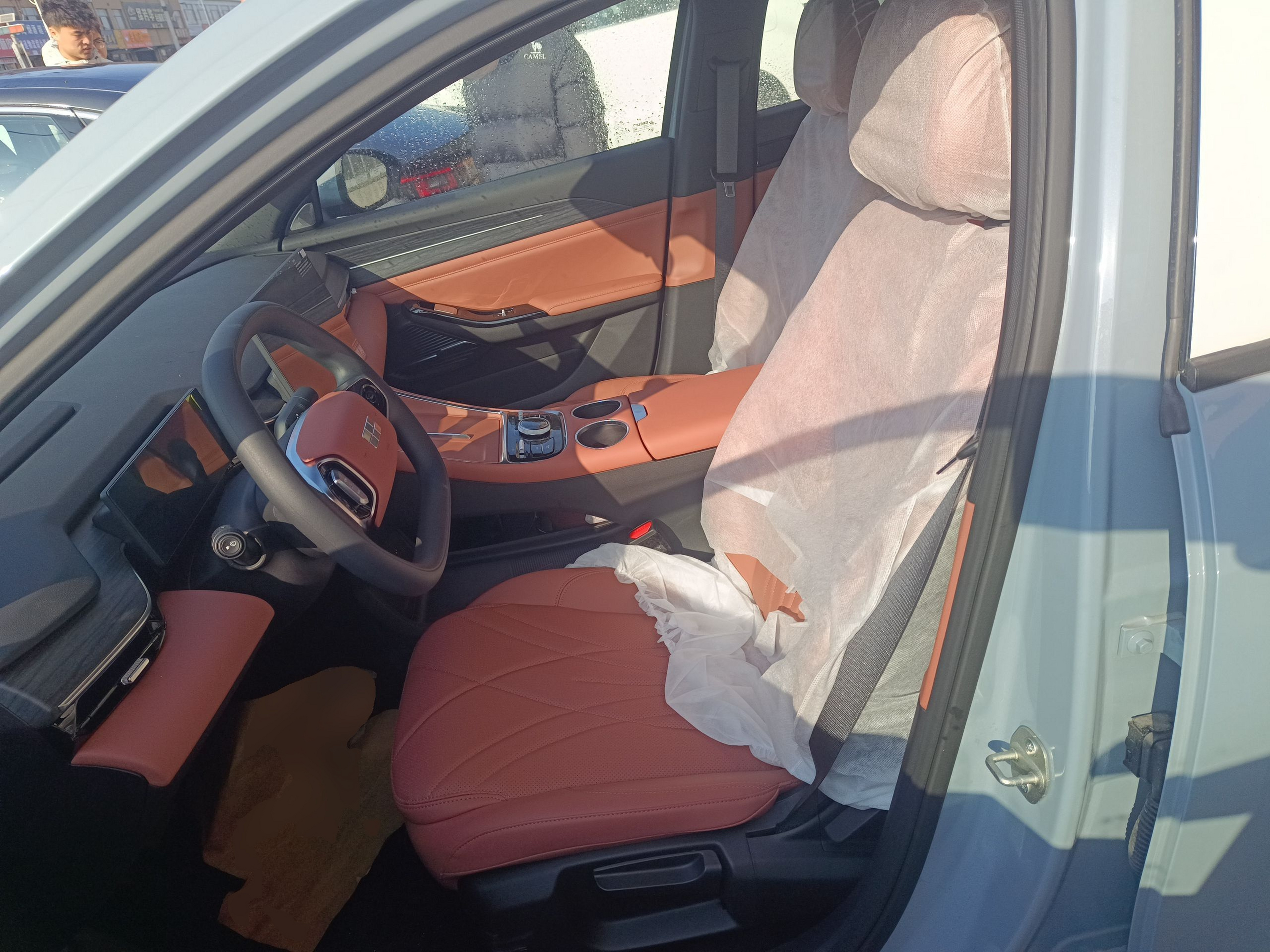 المقاعد الأمامية داخل السيارة