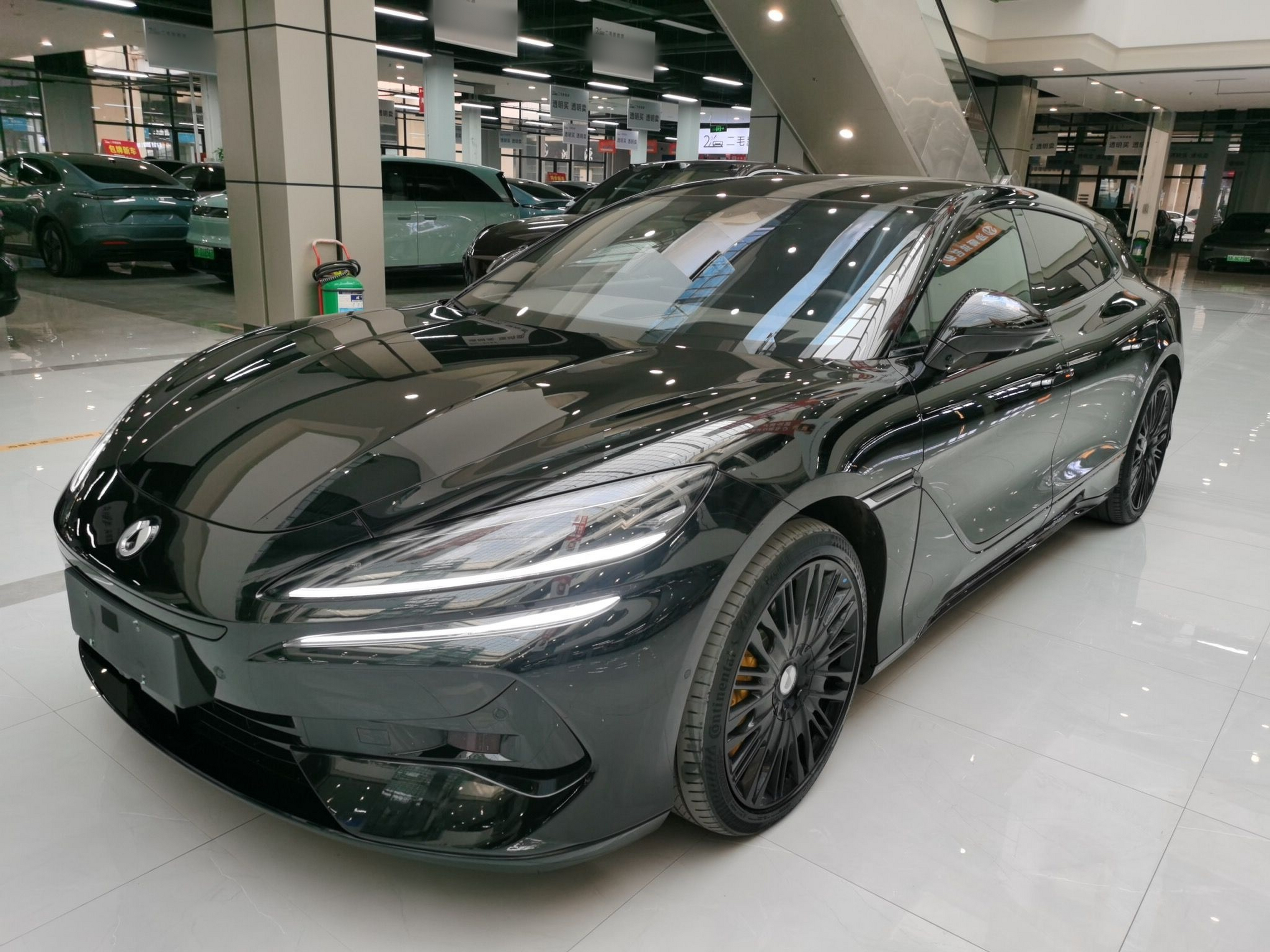 تحت مقدمة السيارة