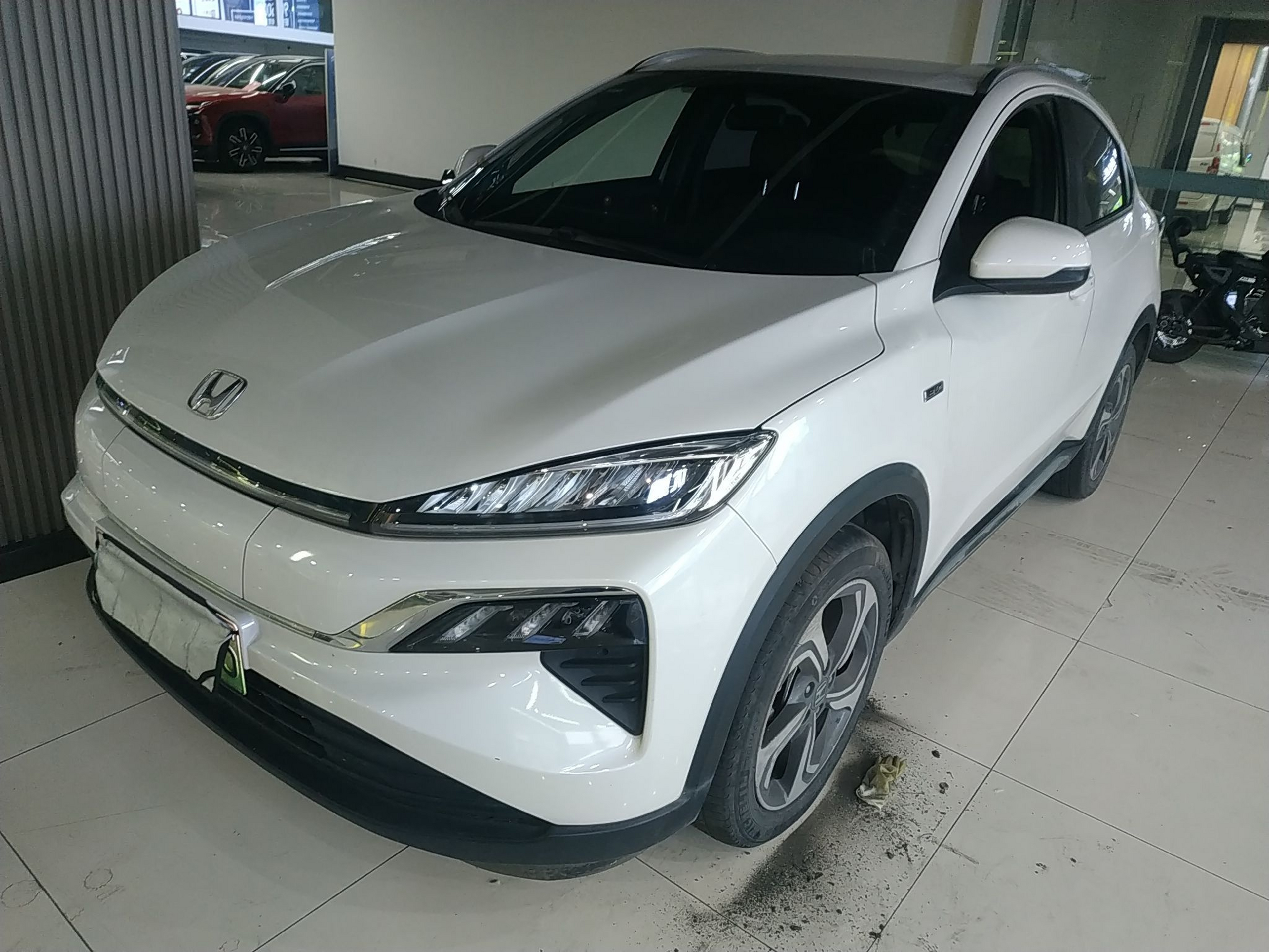 تحت مقدمة السيارة