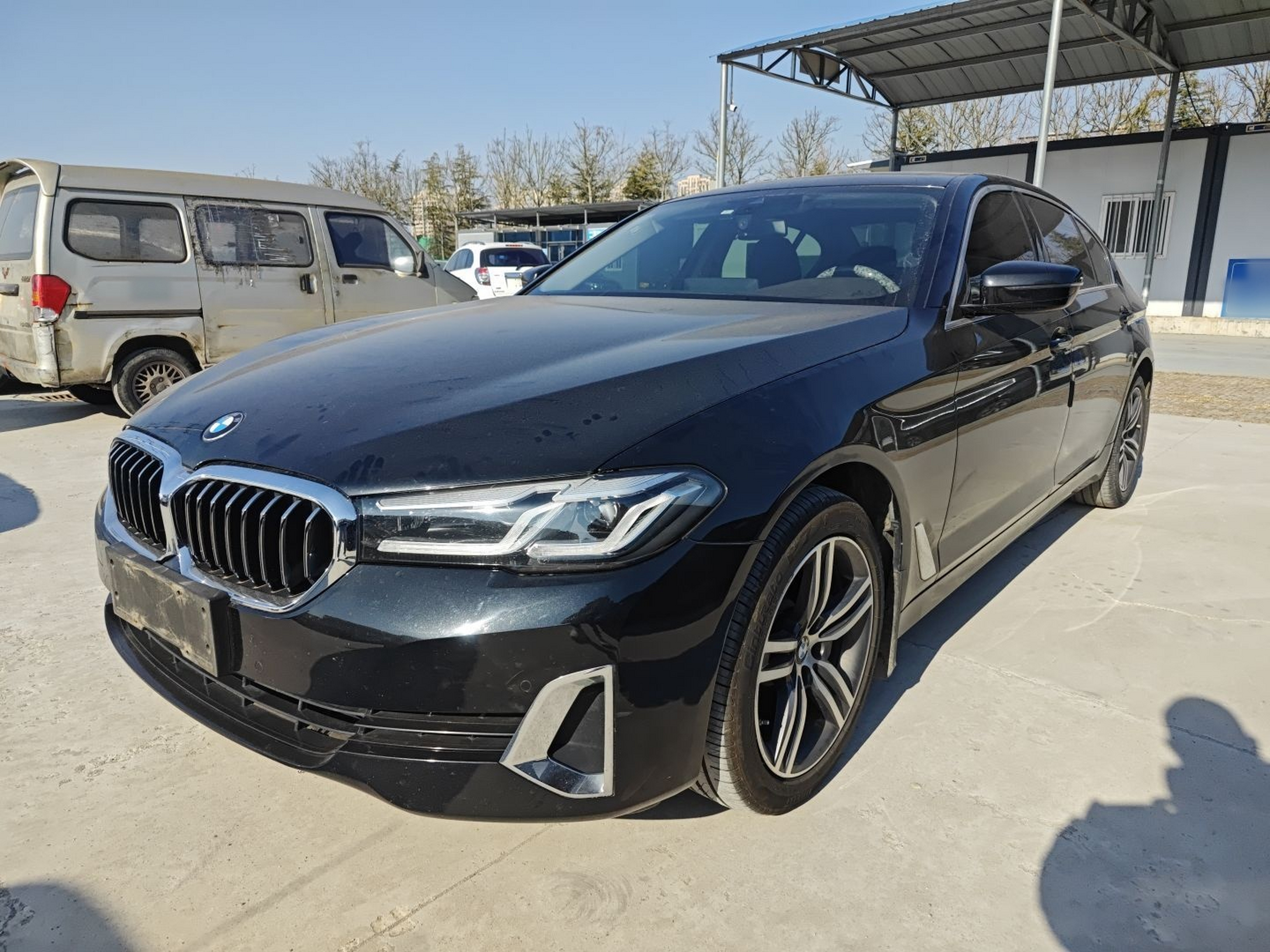 Под передней частью автомобиля