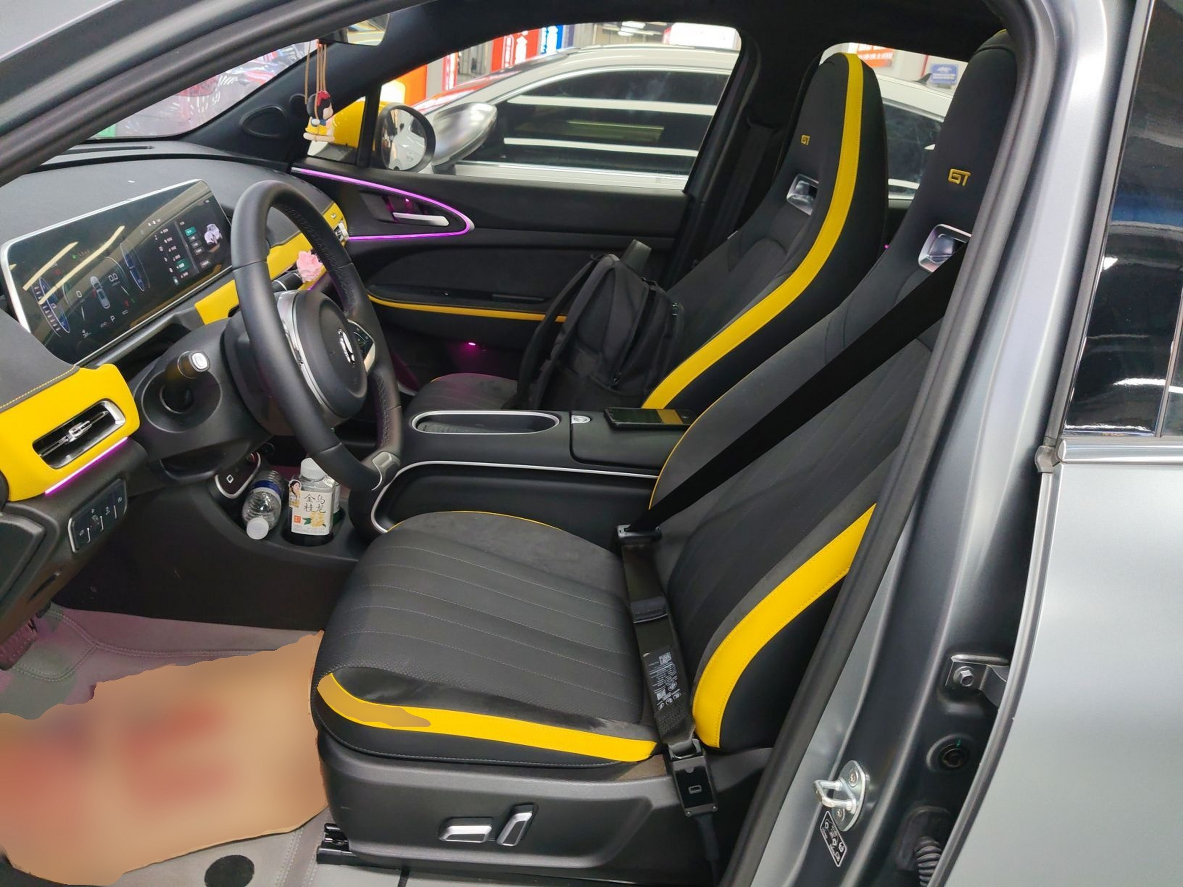 Переднее сиденье в автомобиле