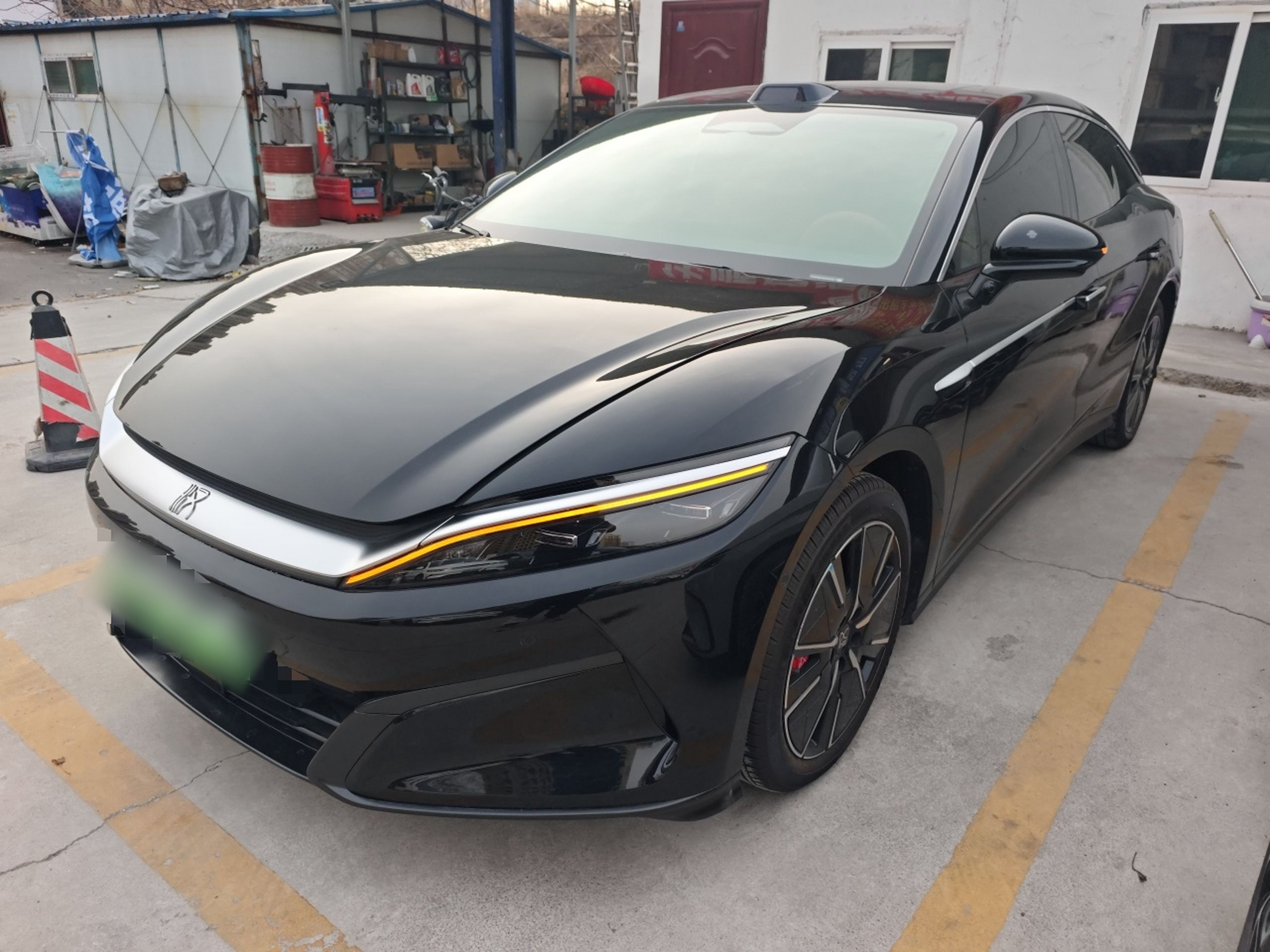 Под передней частью автомобиля