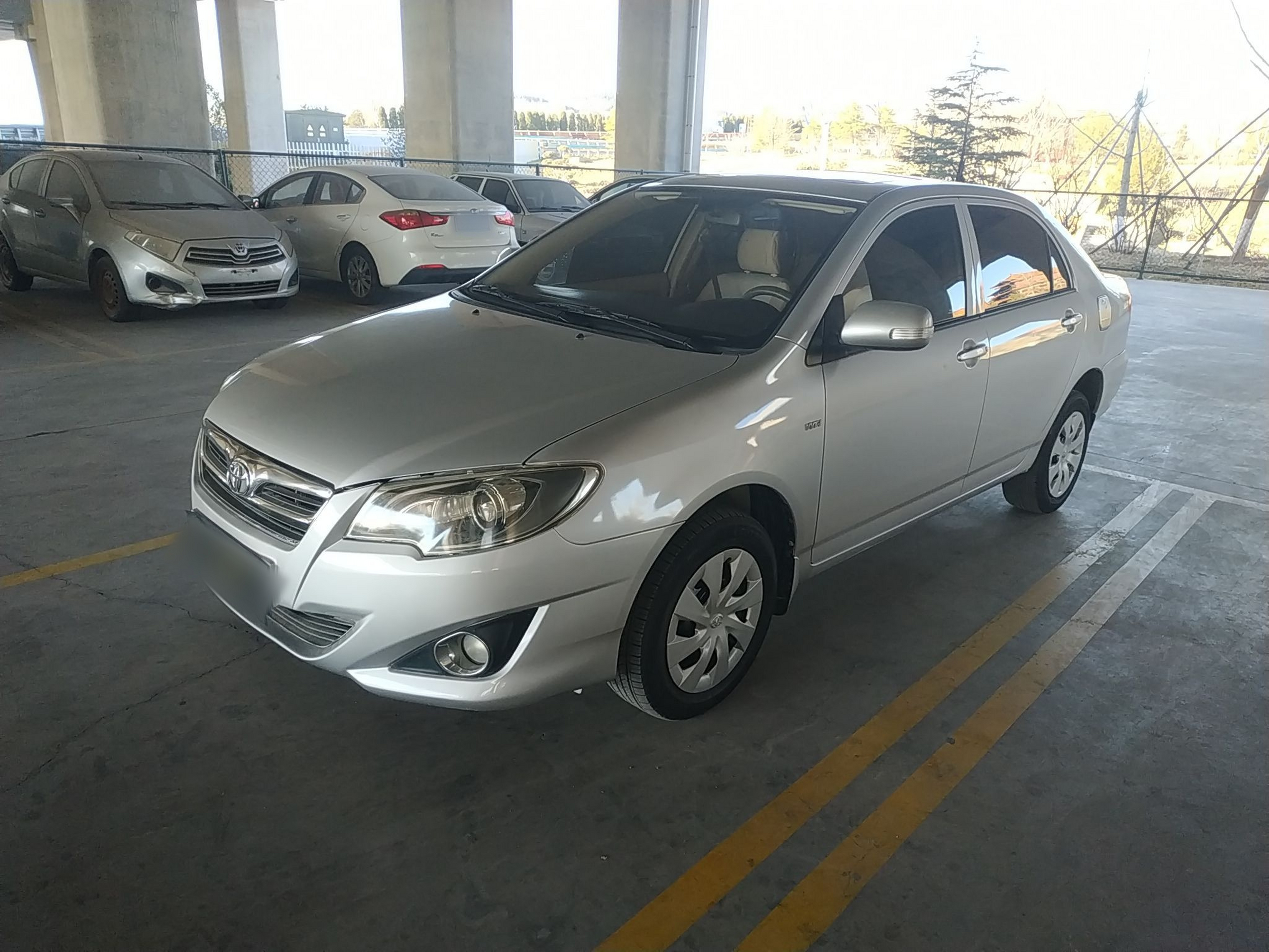 Под передней частью автомобиля