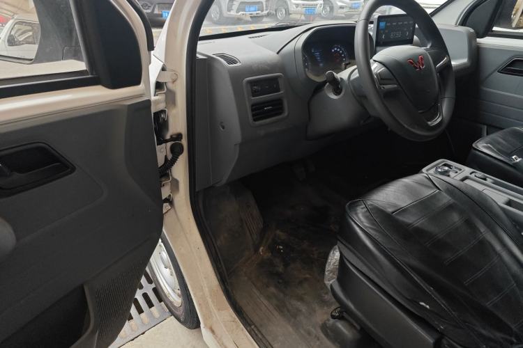 Used Wuling Yangguang 2024 300KM Comfort Version Passenger Van 75kW
