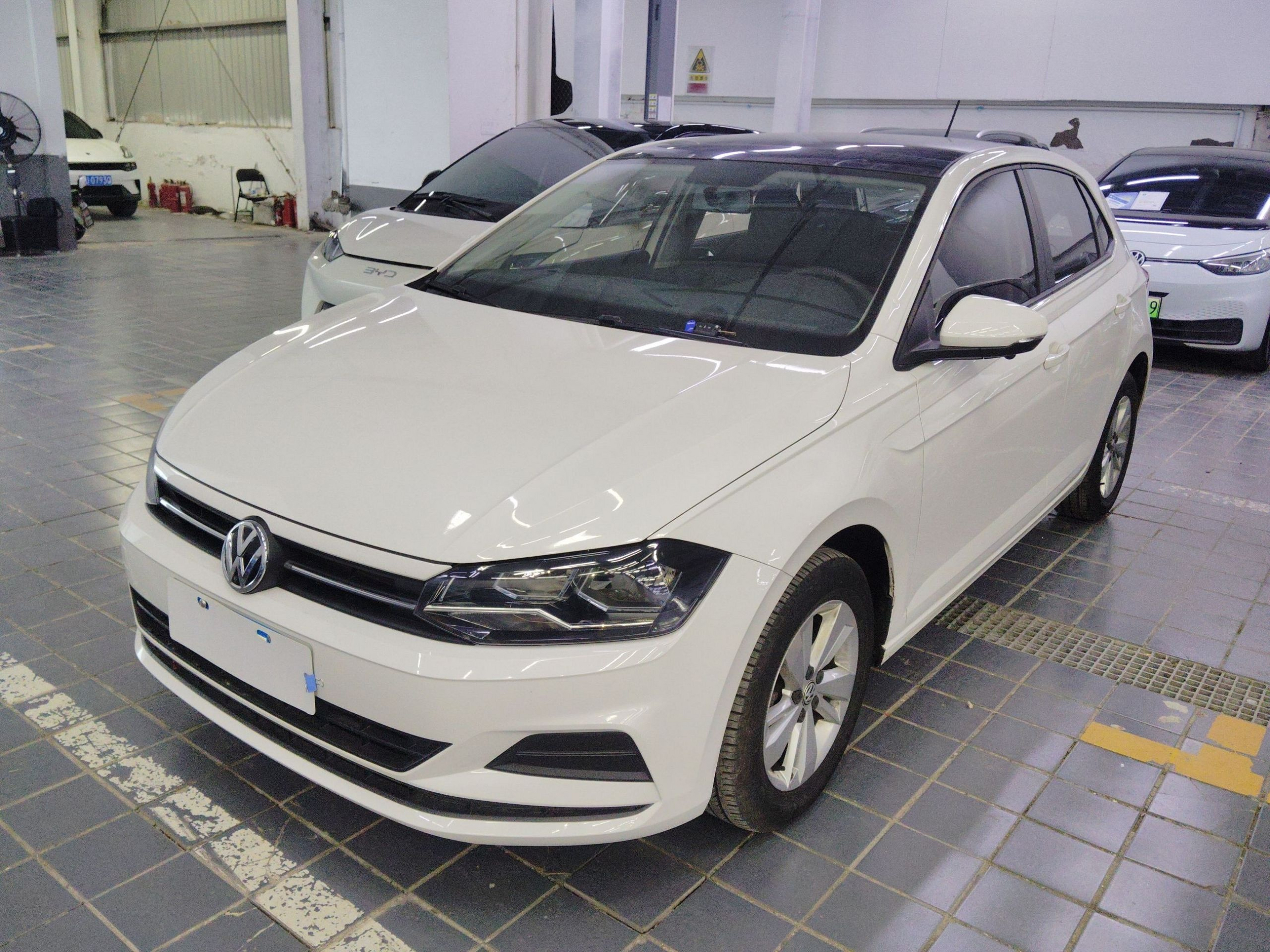 Под передней частью автомобиля