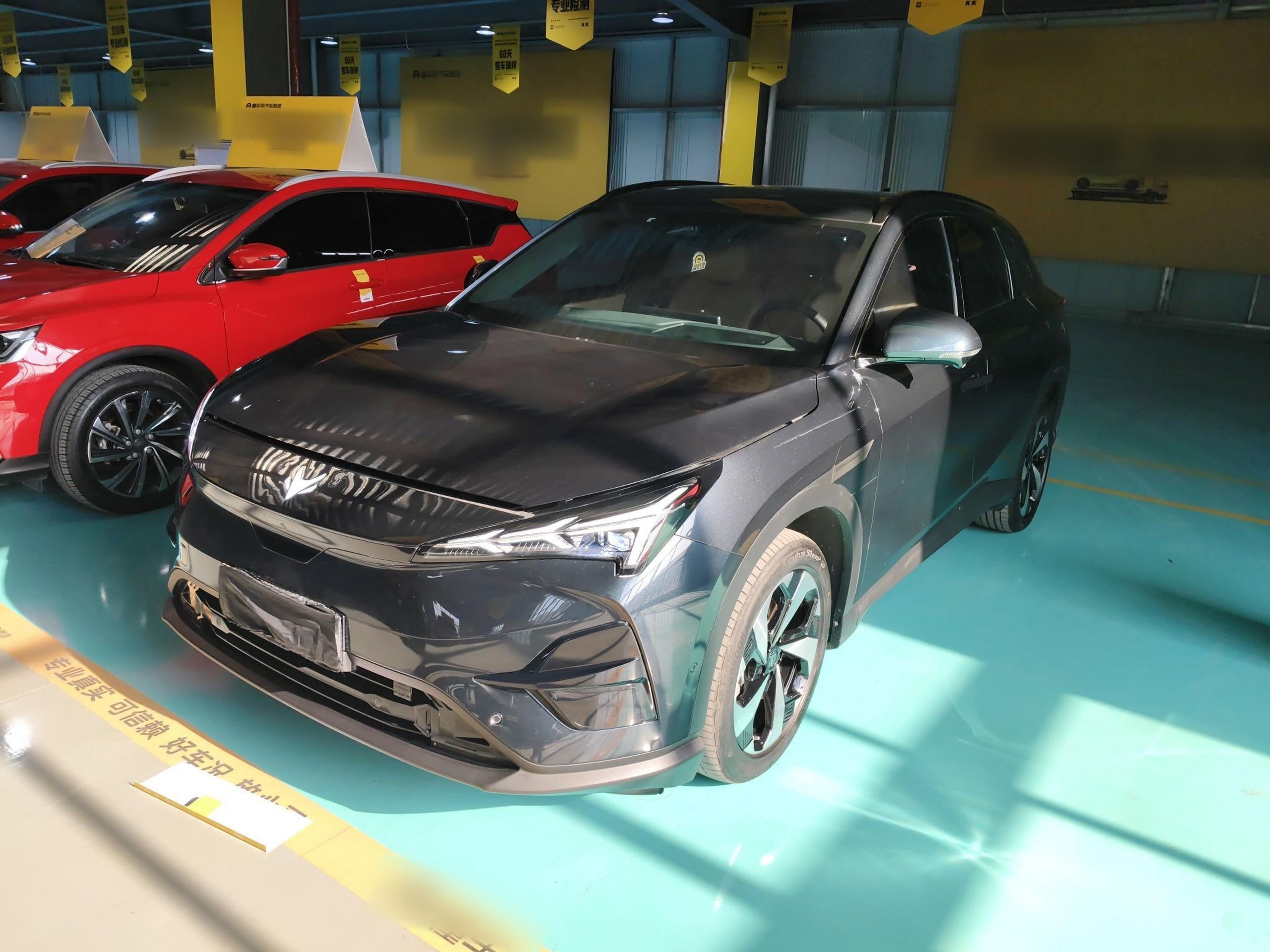 Под передней частью автомобиля