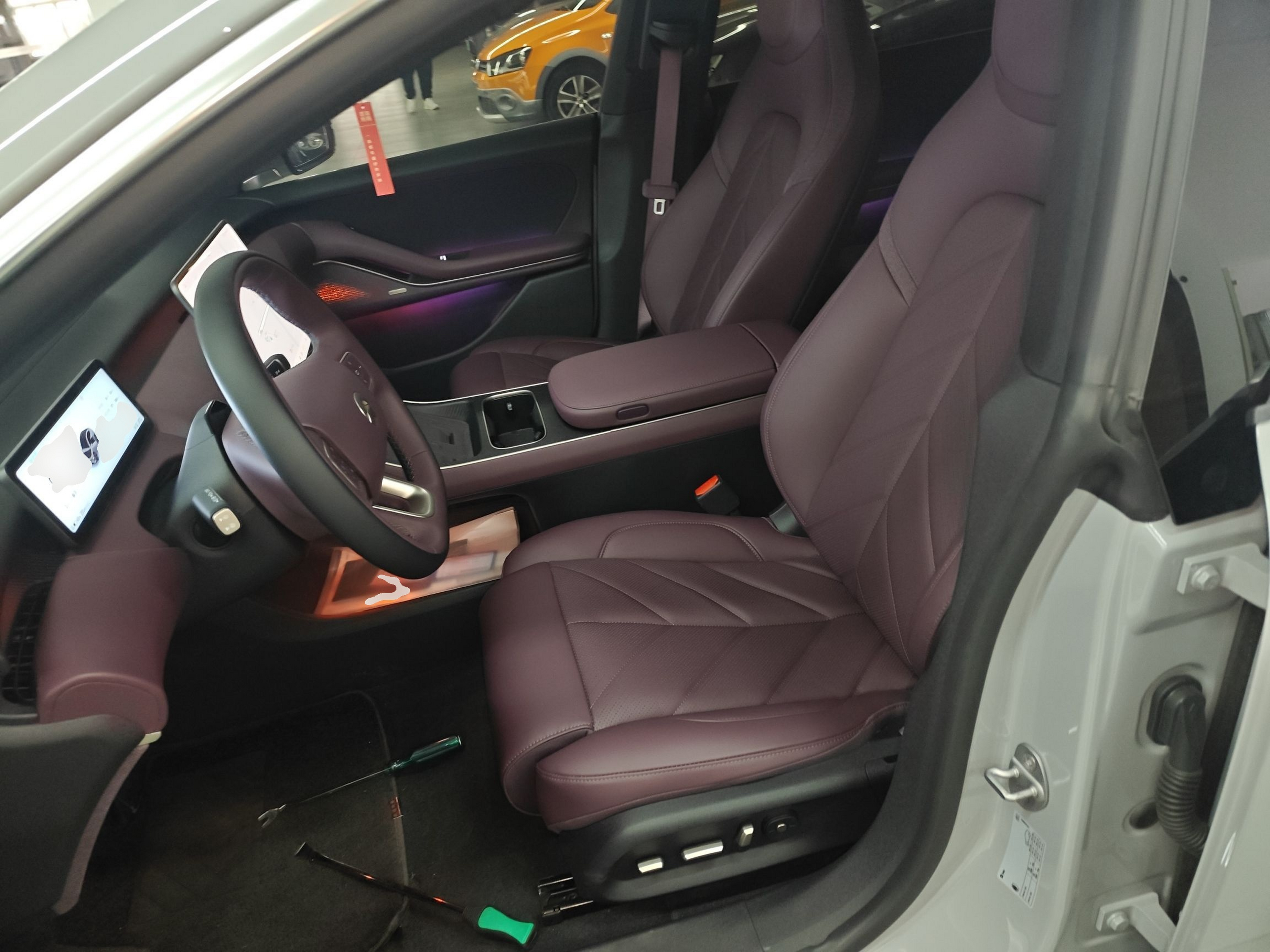 المقاعد الأمامية داخل السيارة