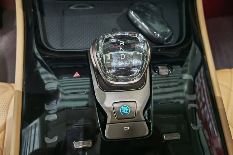 Used Denza D9 2022 DM-i 945 Luxury Model
