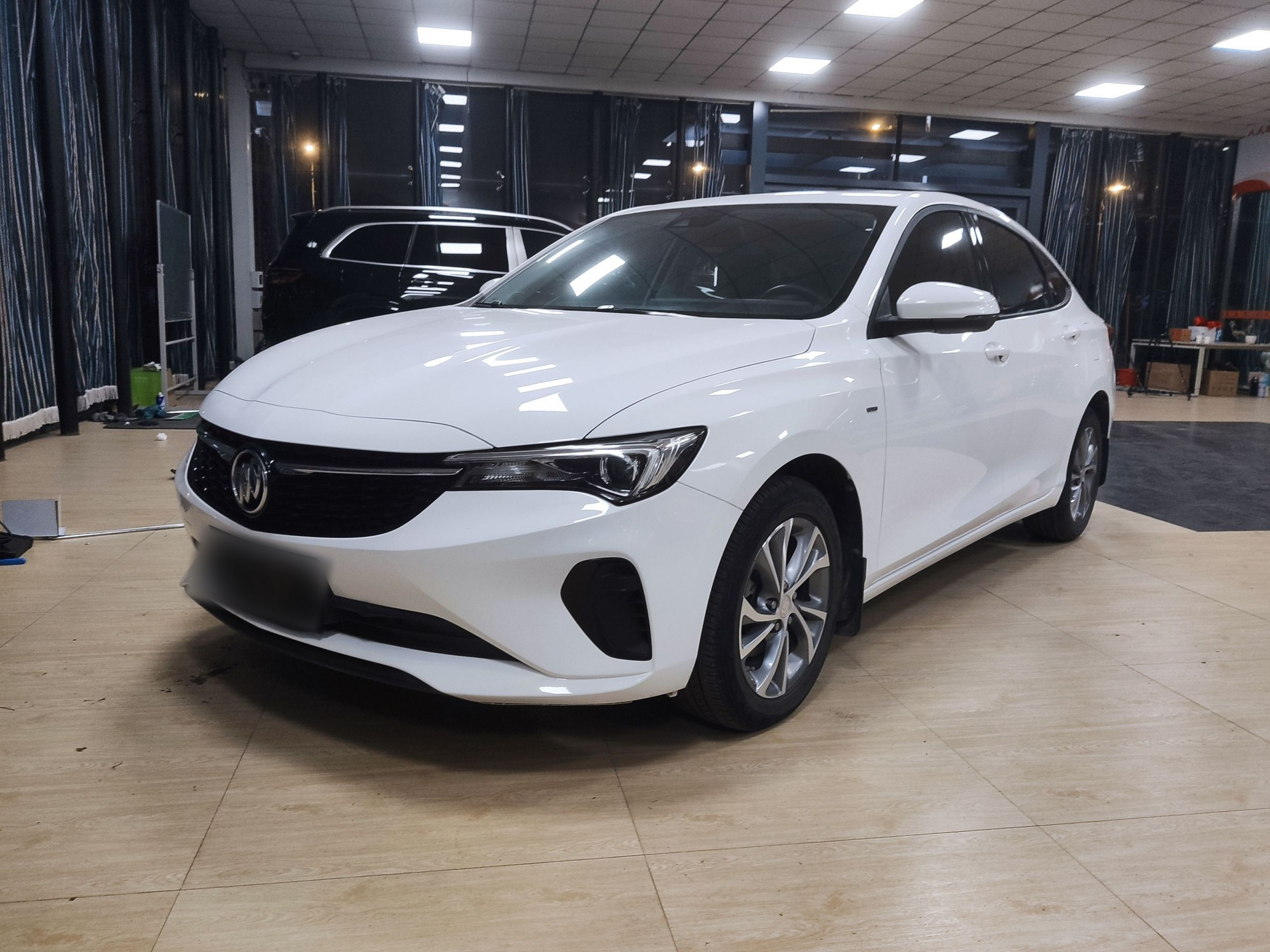 تحت مقدمة السيارة