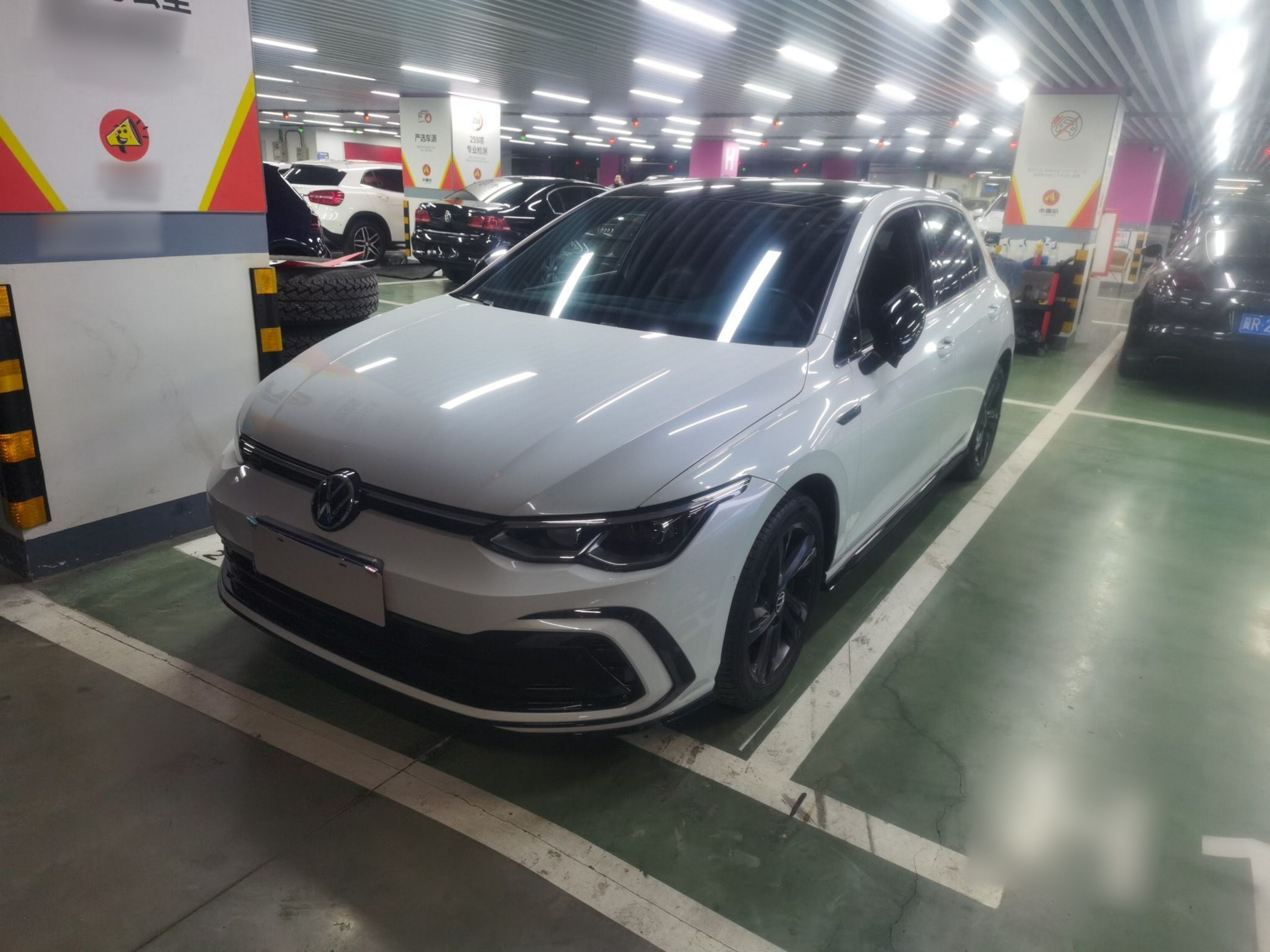 Под передней частью автомобиля