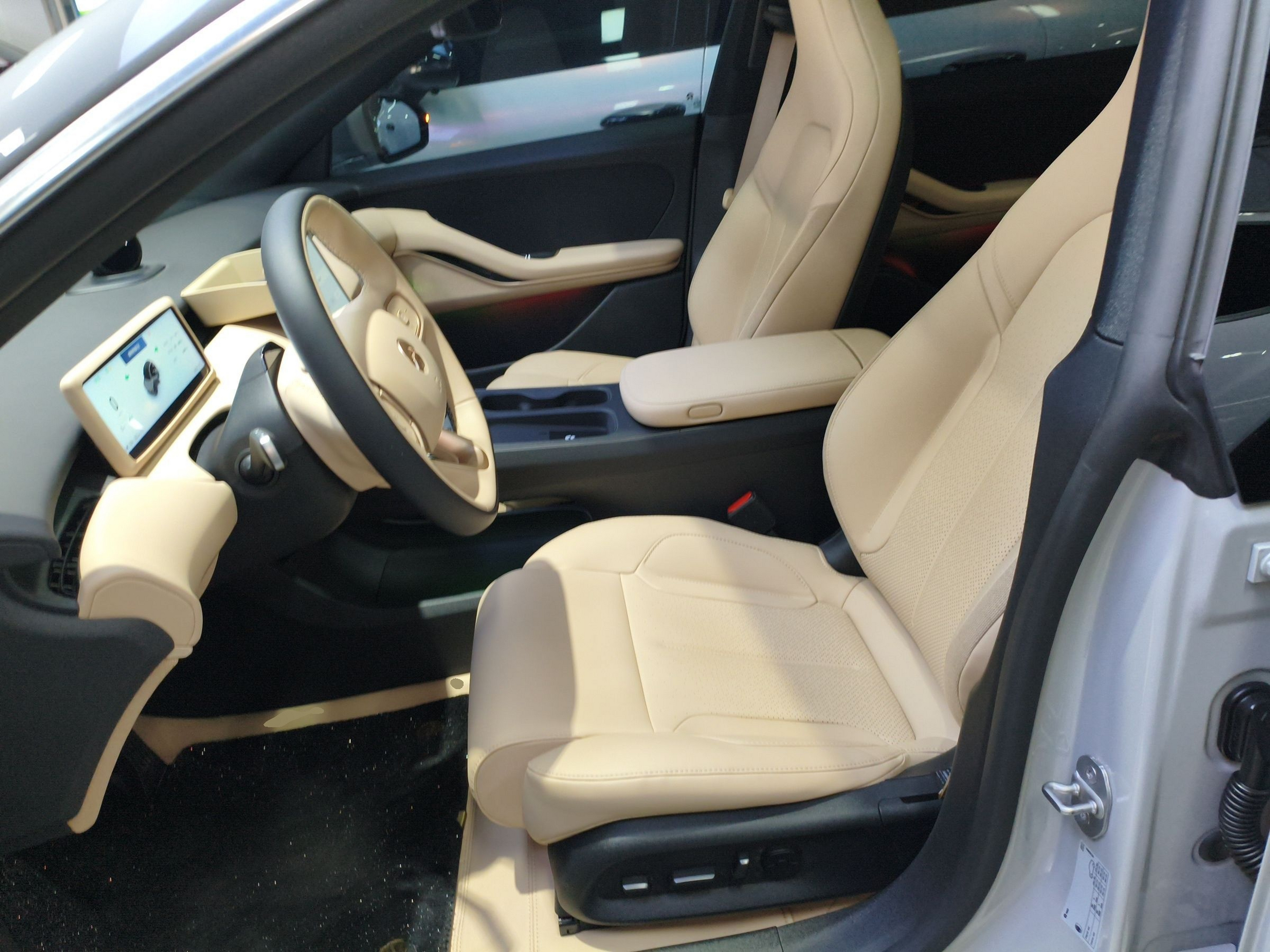 المقاعد الأمامية داخل السيارة