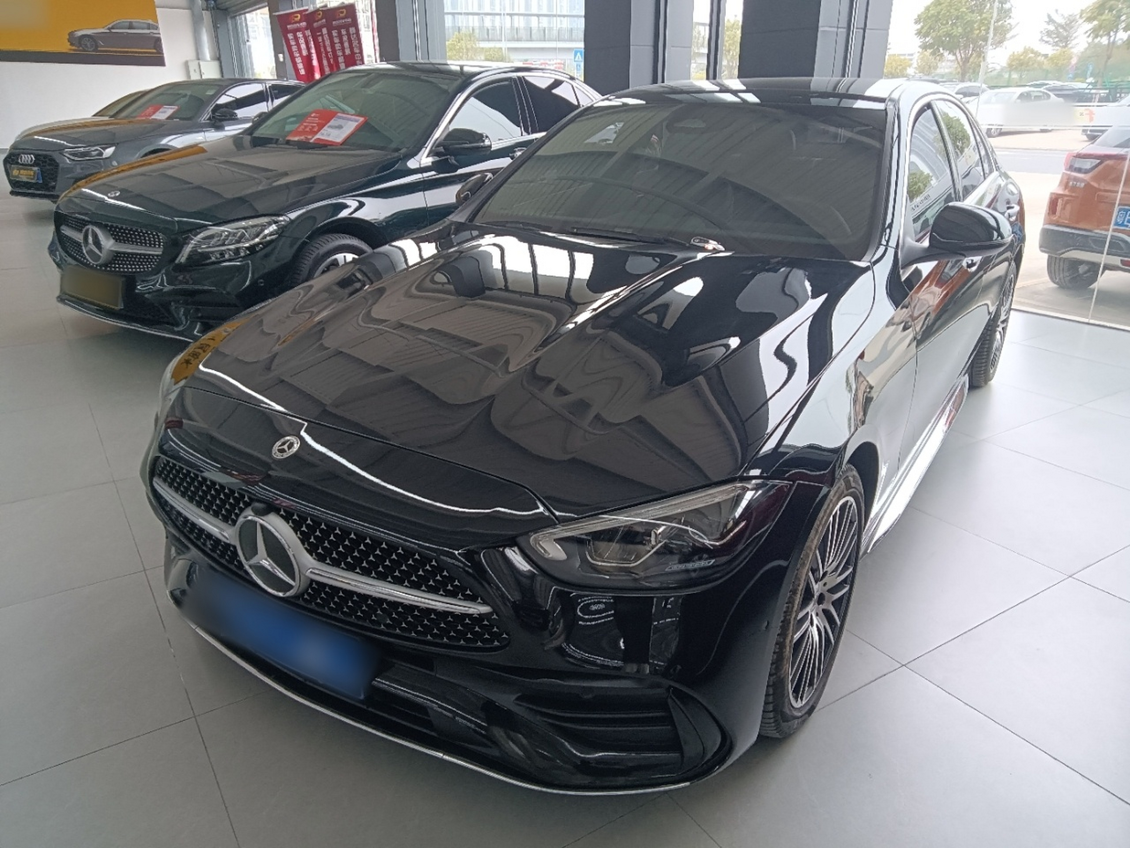 Под передней частью автомобиля