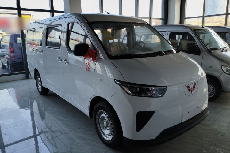 Used Wuling Yangguang 2024 300KM Comfort Version Passenger Van 75kW
