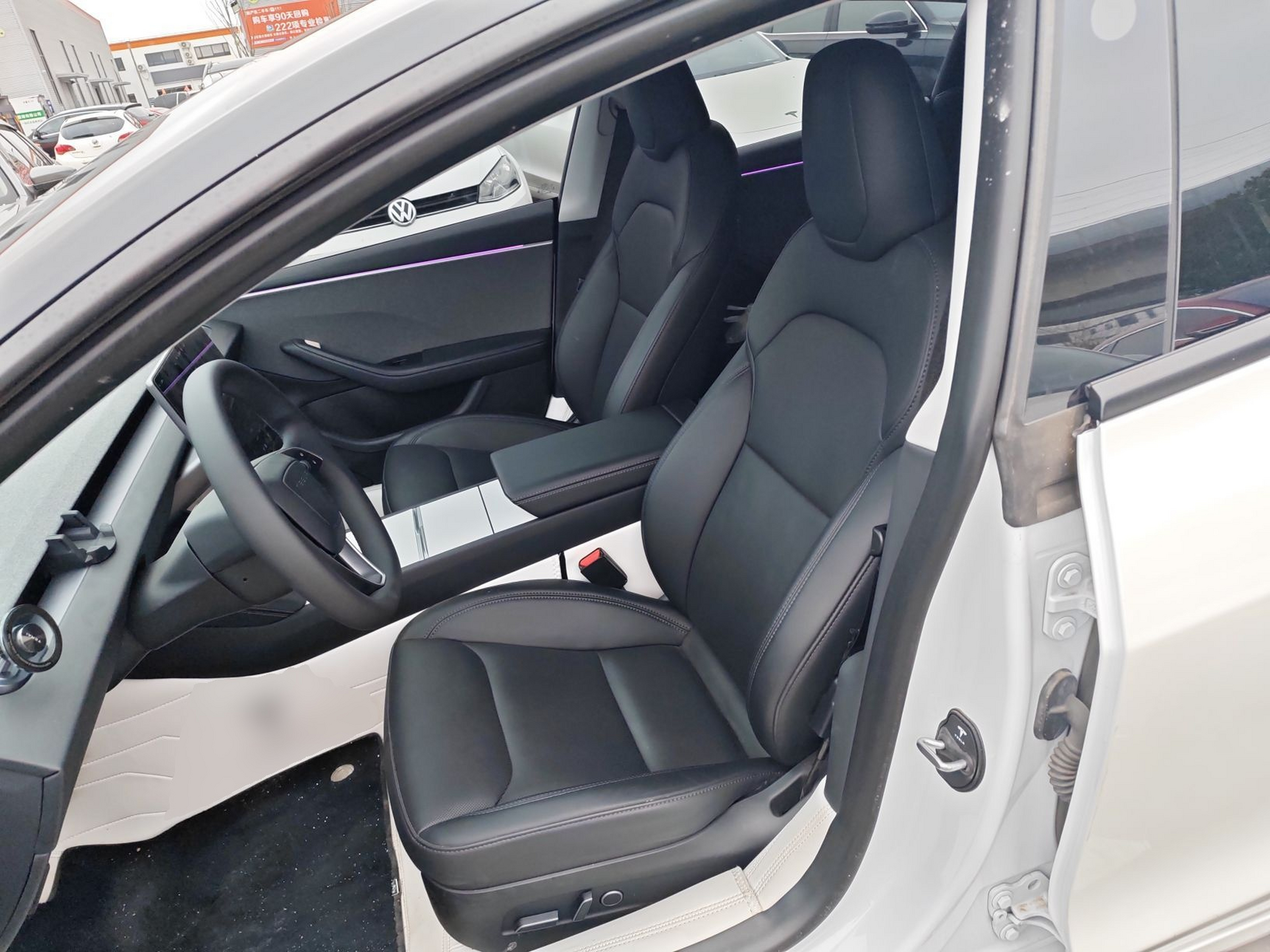 المقاعد الأمامية داخل السيارة