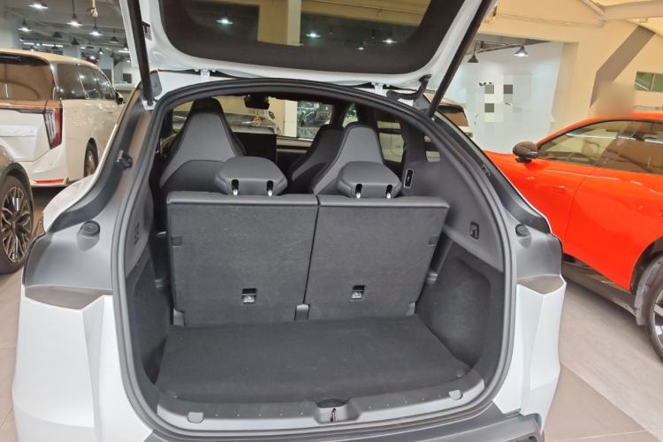 Used Tesla Model Y L 2025 Long-Range All-Wheel-Drive Version
