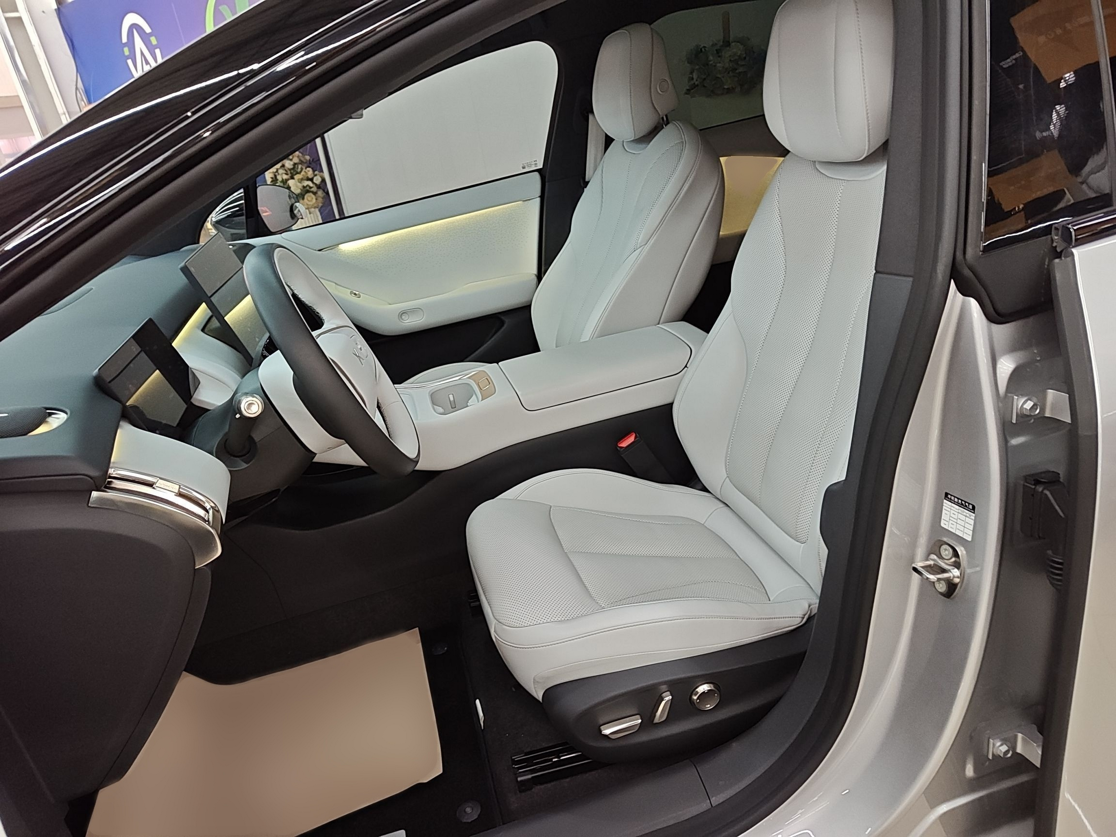 المقاعد الأمامية داخل السيارة