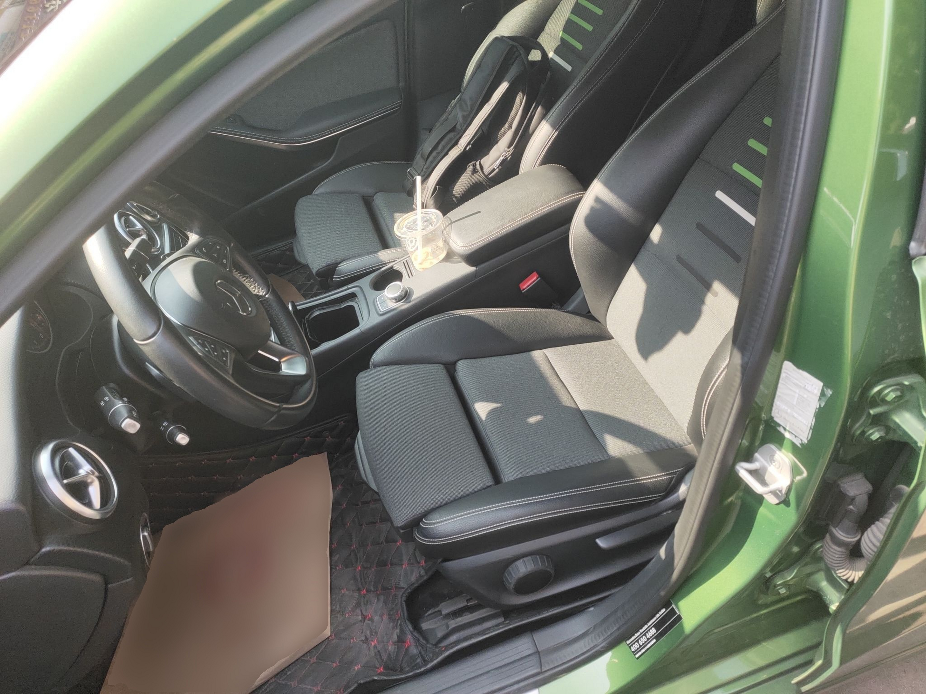 المقاعد الأمامية داخل السيارة