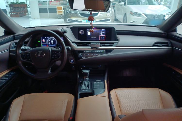 Used Lexus ES 2020 300h Premier Edition
