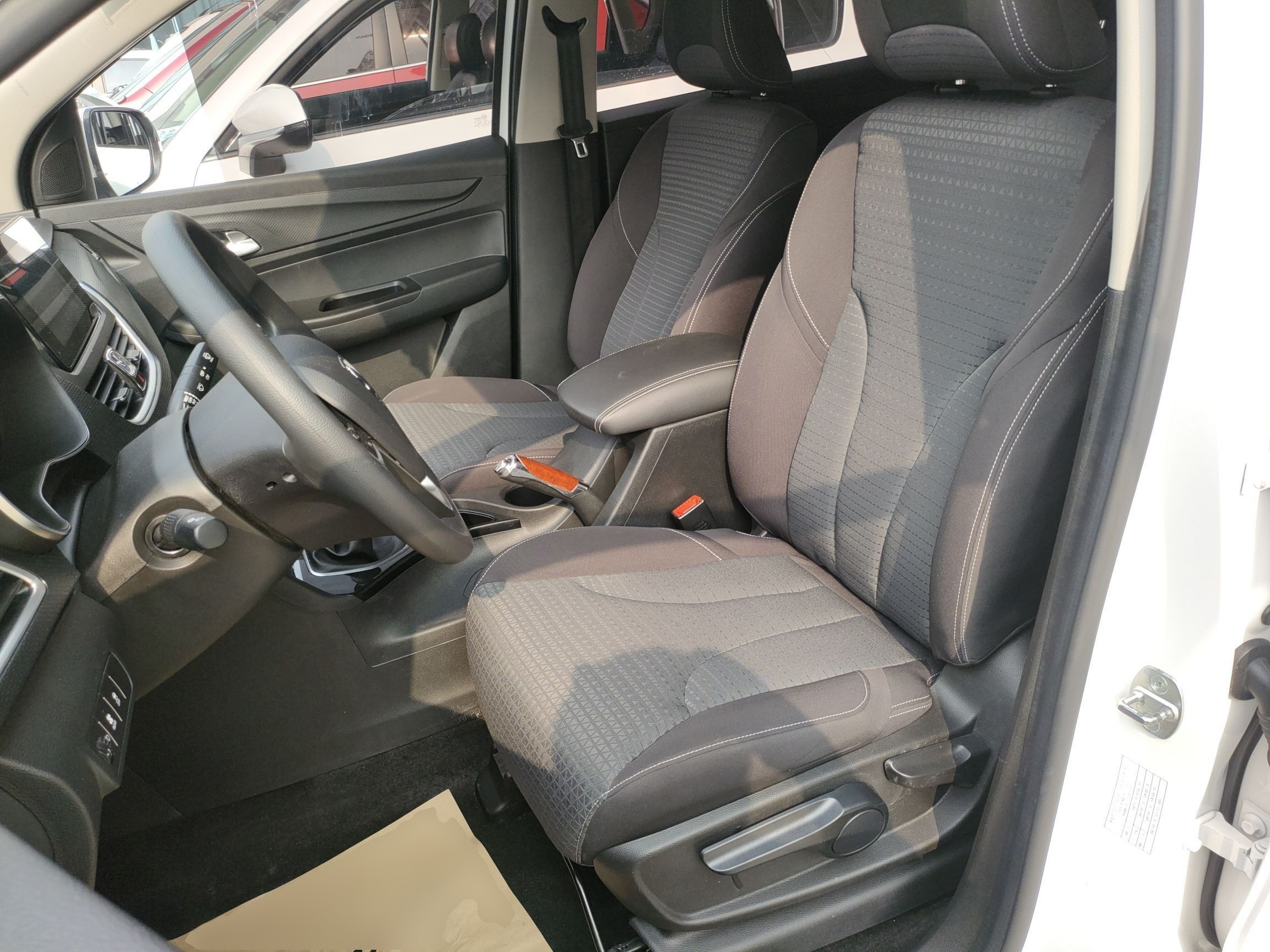 المقاعد الأمامية داخل السيارة