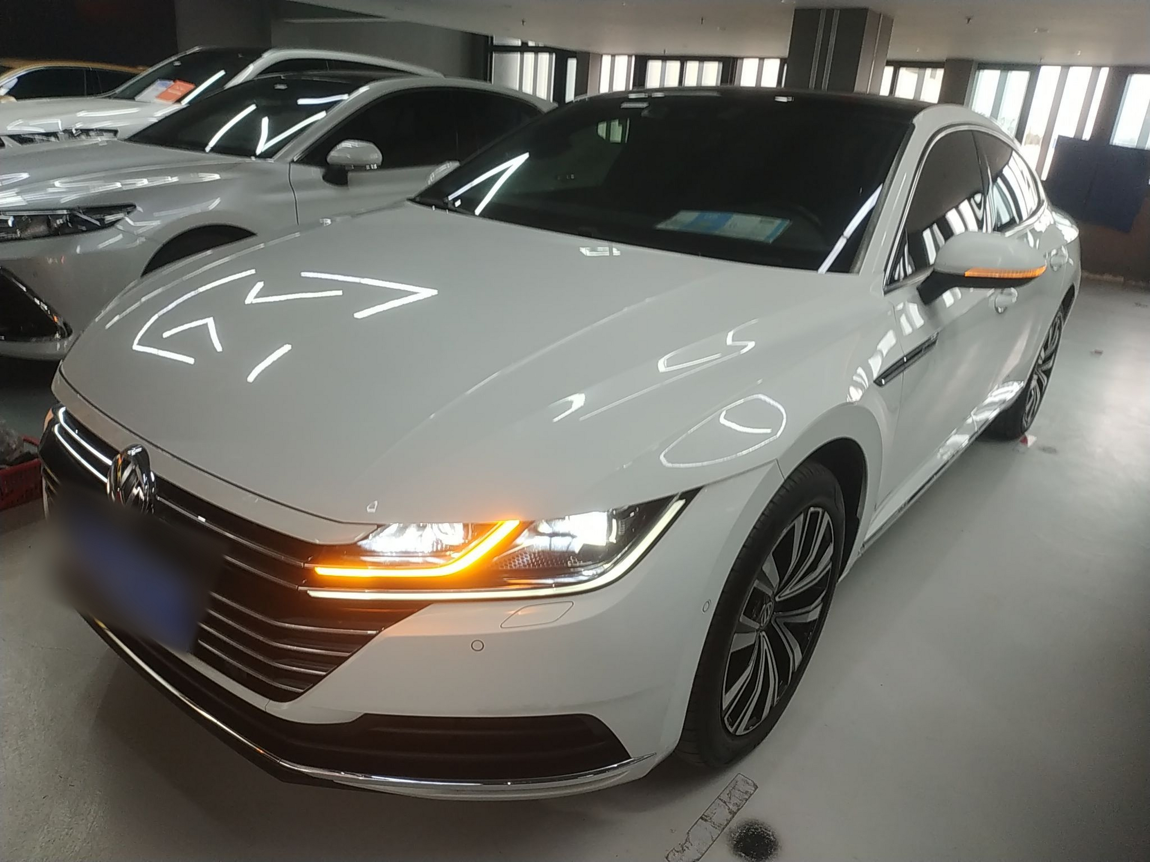 تحت مقدمة السيارة