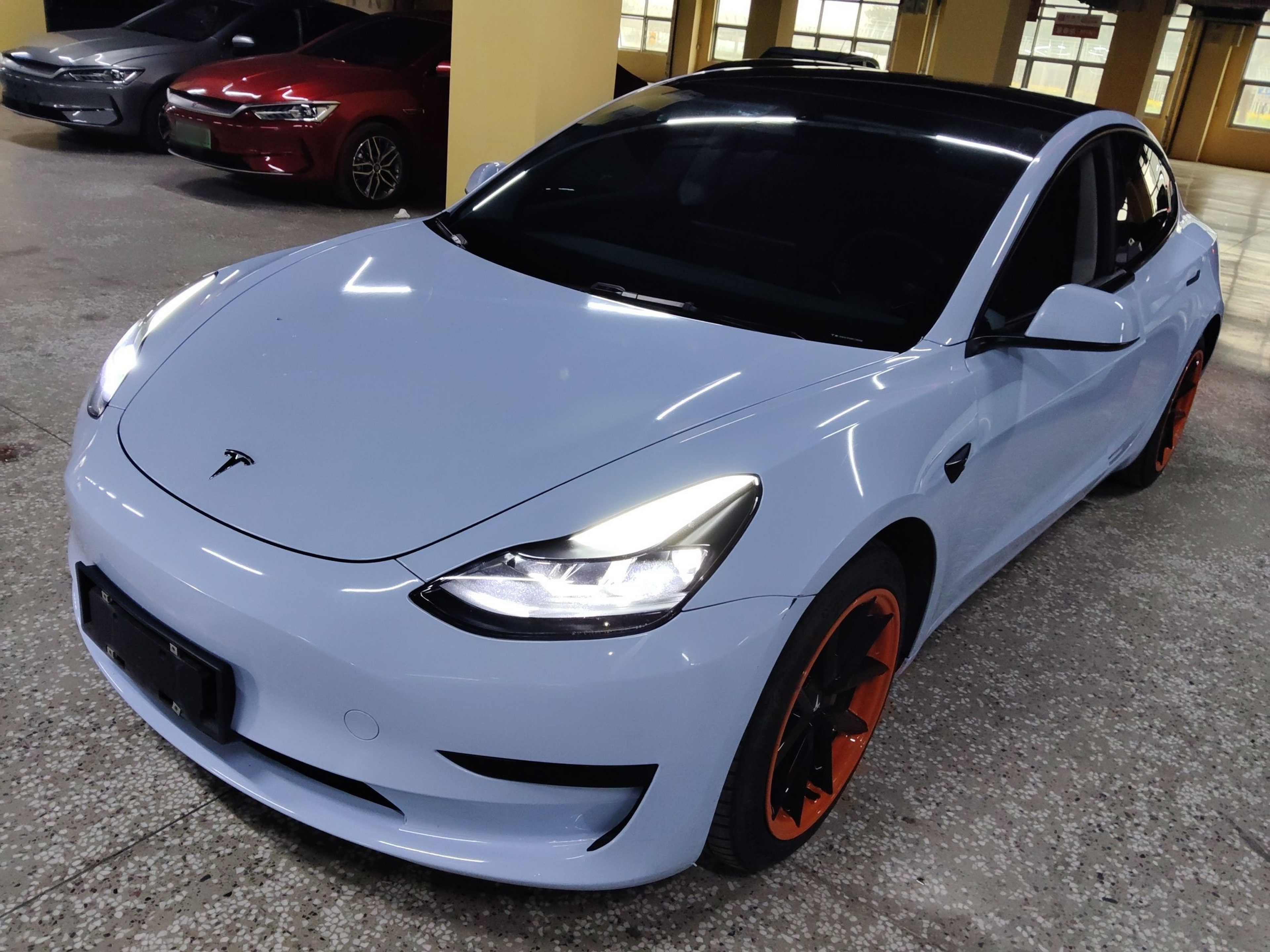 تحت مقدمة السيارة