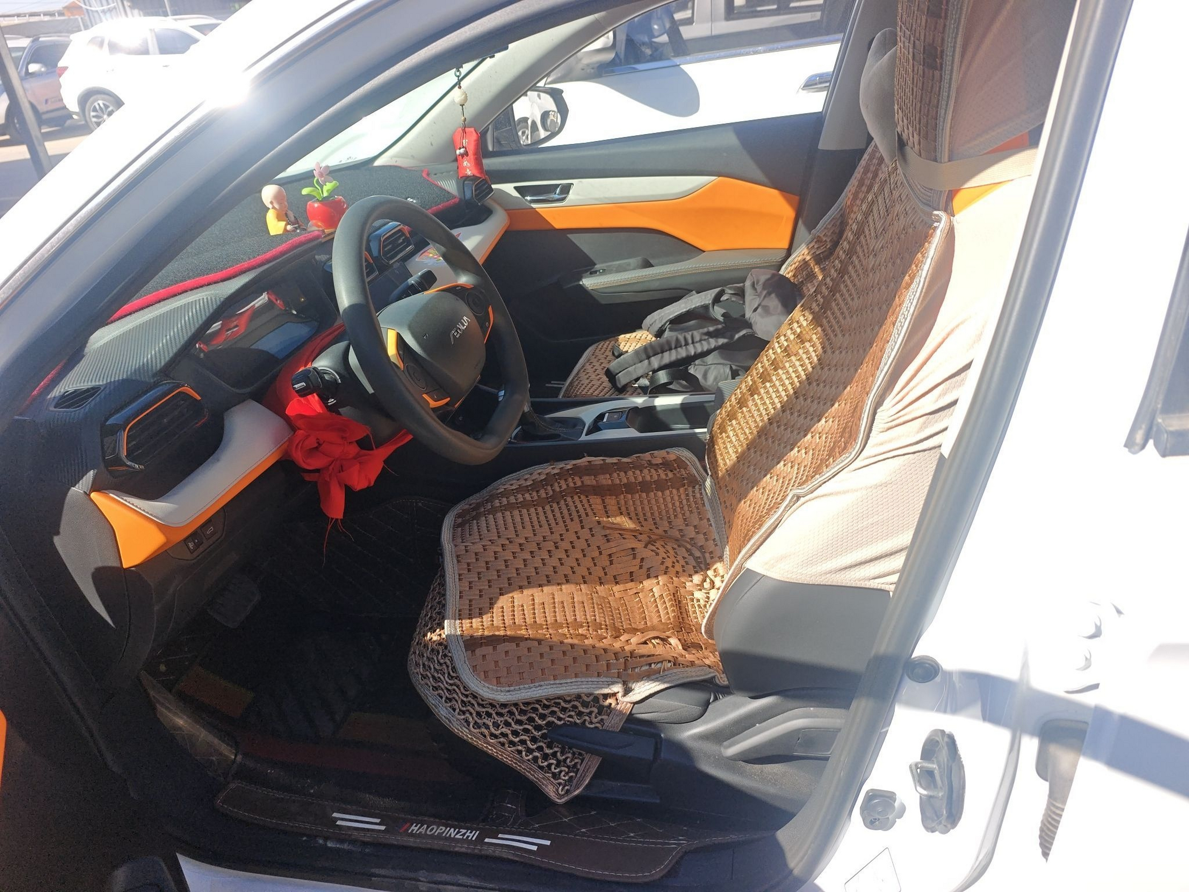 المقاعد الأمامية داخل السيارة