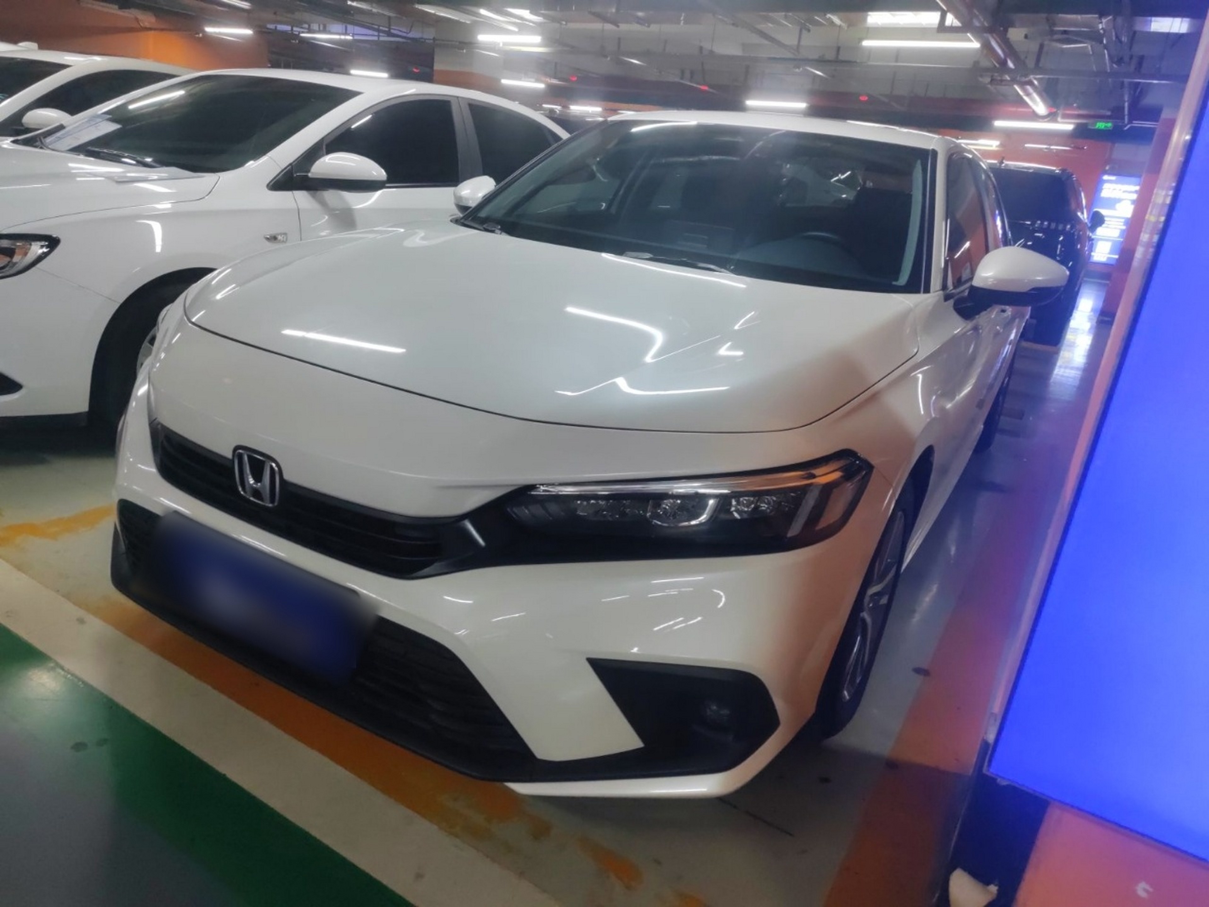 Под передней частью автомобиля