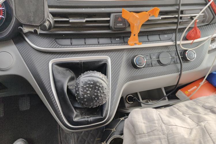 Used SAIC MAXUS Xintu V90 2024 Zhiyun 2.0T Manual Rear-Drive Extended-Wheelbase High-Roof Model with Dual Rear Tires and 3 Seats