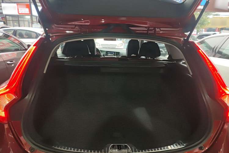 Used Volvo V60 2014 Restyled T5 Zhiya Edition
