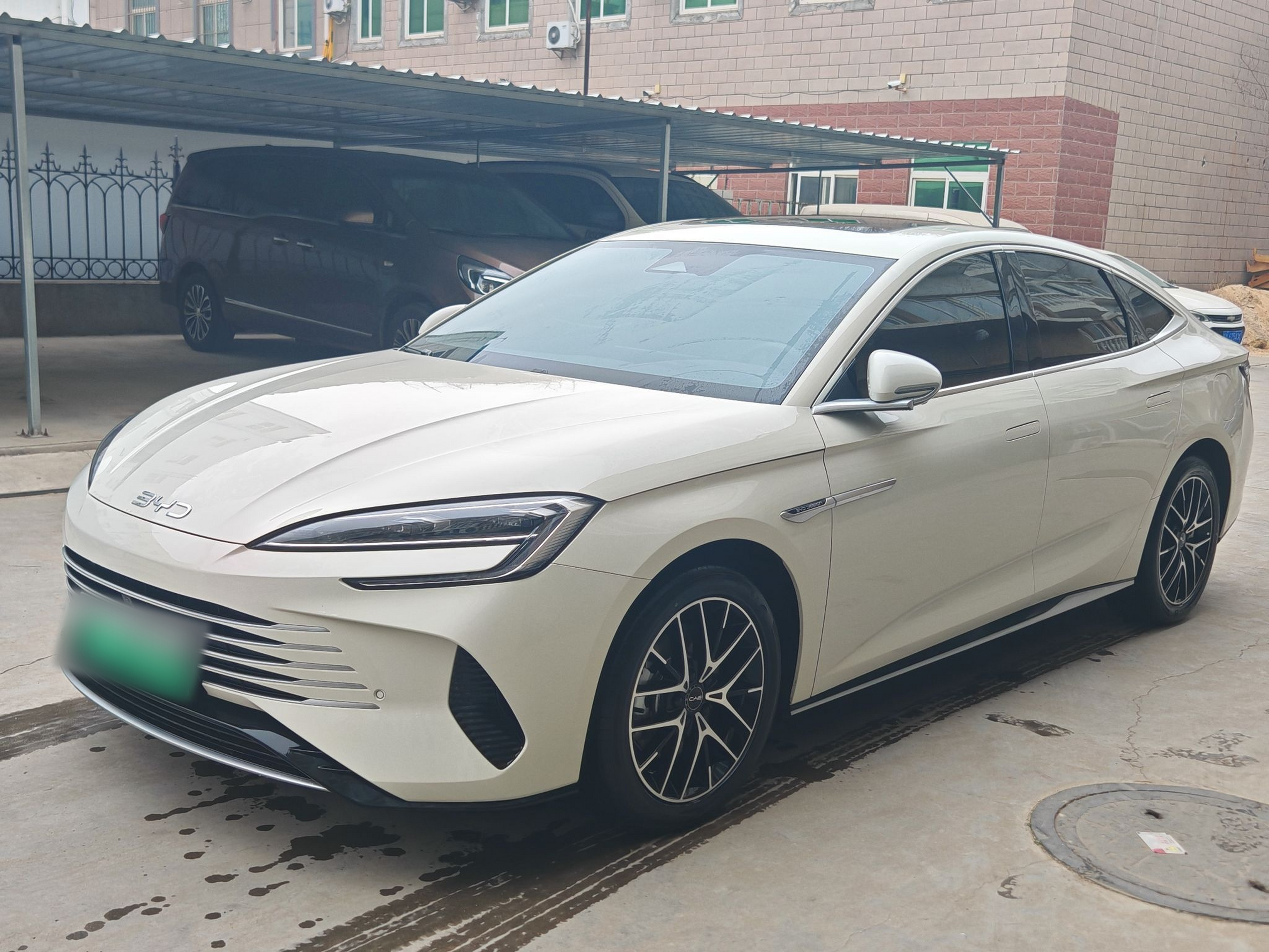 Под передней частью автомобиля