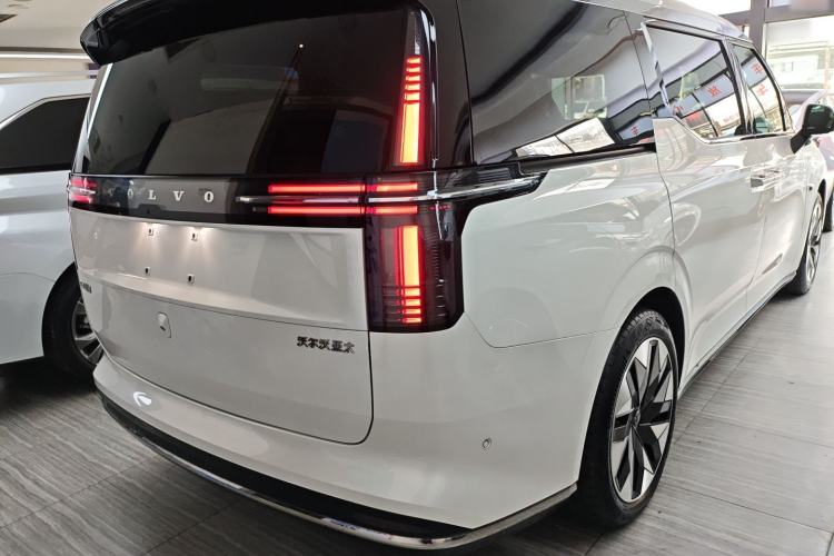 Used Volvo EM90 2025 Ultra Six-Seater