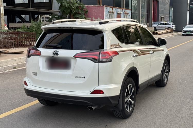 Used Toyota RAV4 2016 2.0L CVT Two-Wheel Drive Fashion Edition China V Standard
