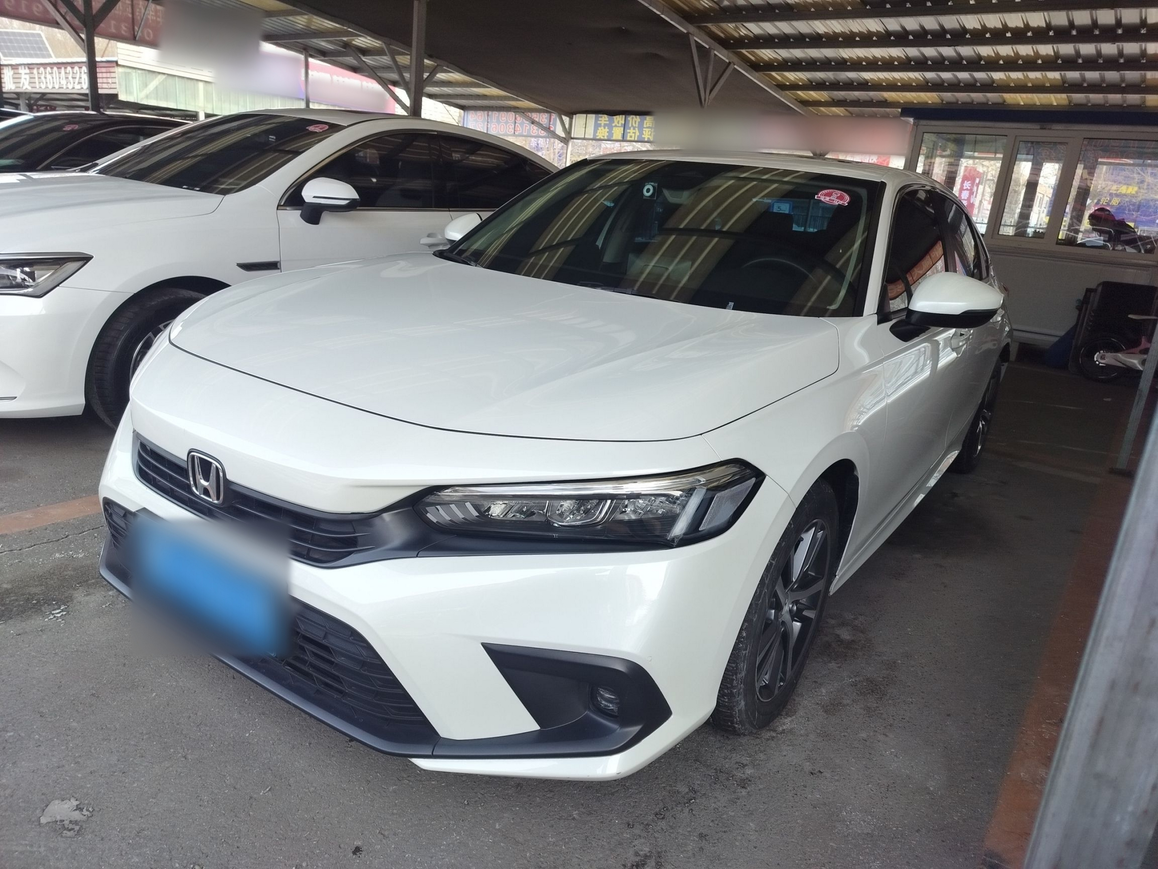 تحت مقدمة السيارة