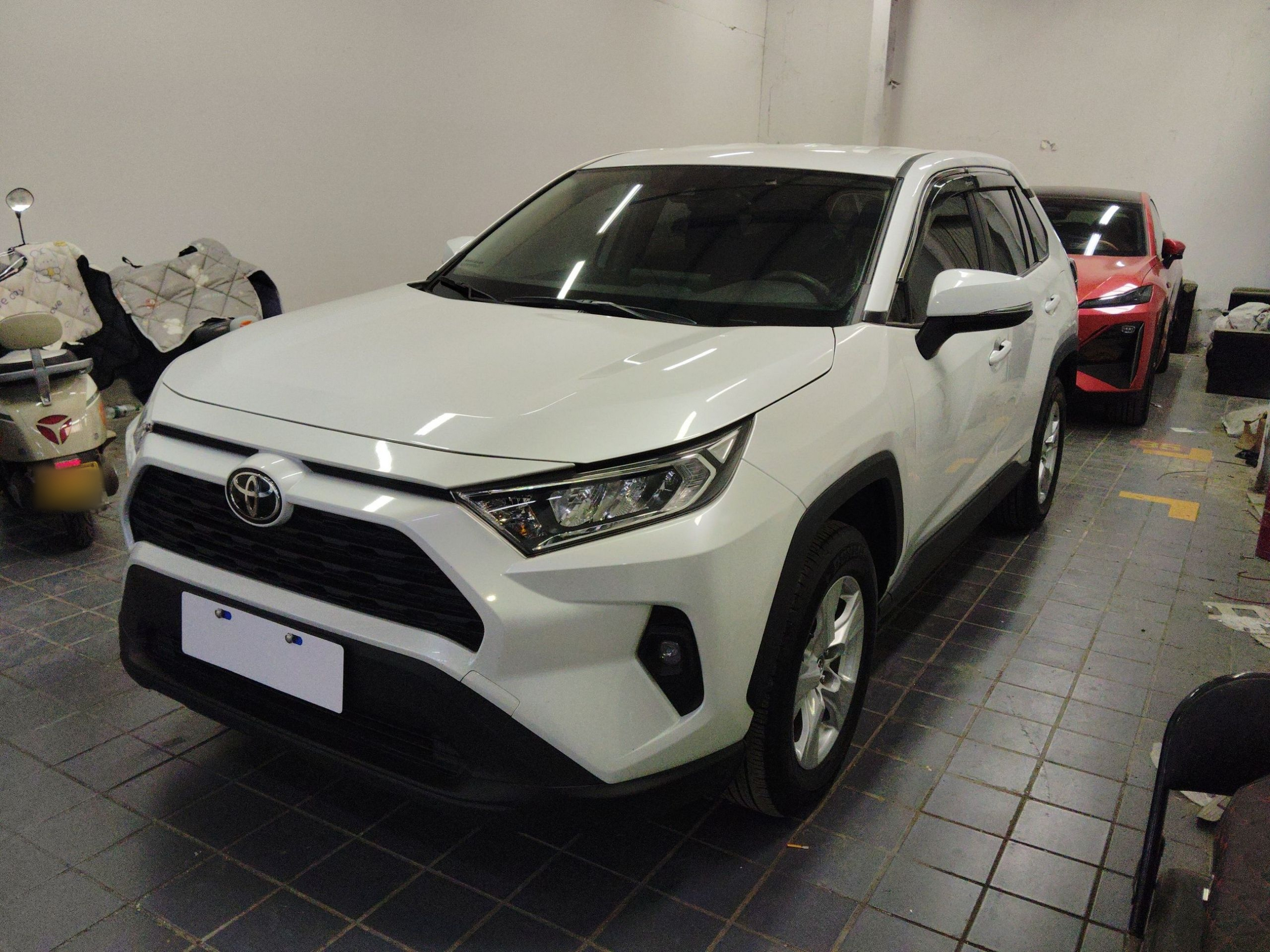 تحت مقدمة السيارة