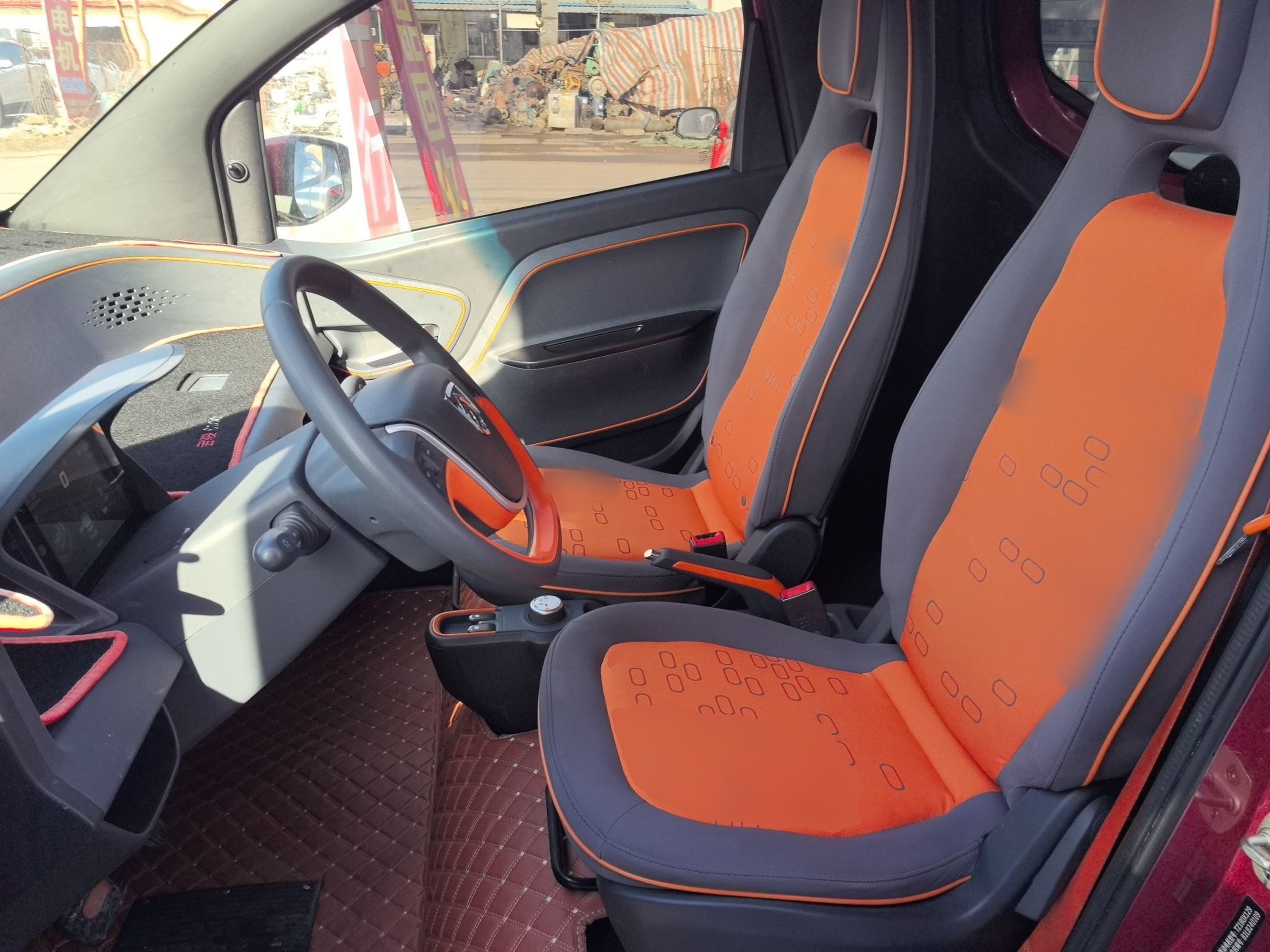 المقاعد الأمامية داخل السيارة