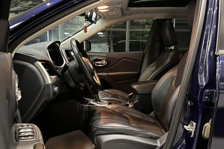 Used  Cherokee 2016 2.4L Leading Edition