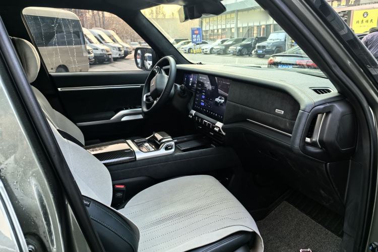 Used  G318 2024 Four-Wheel-Drive Air Suspension Model
