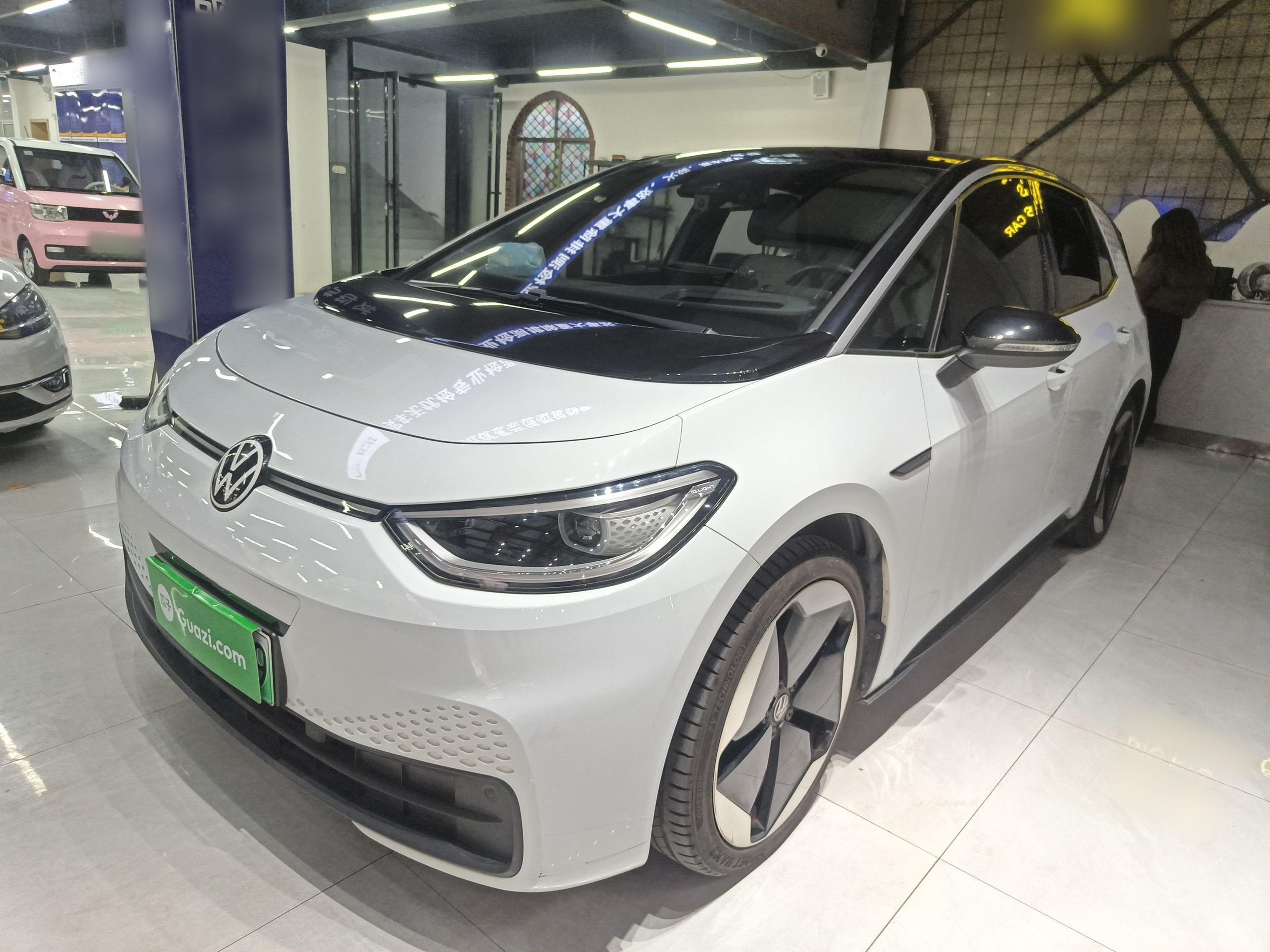 Под передней частью автомобиля