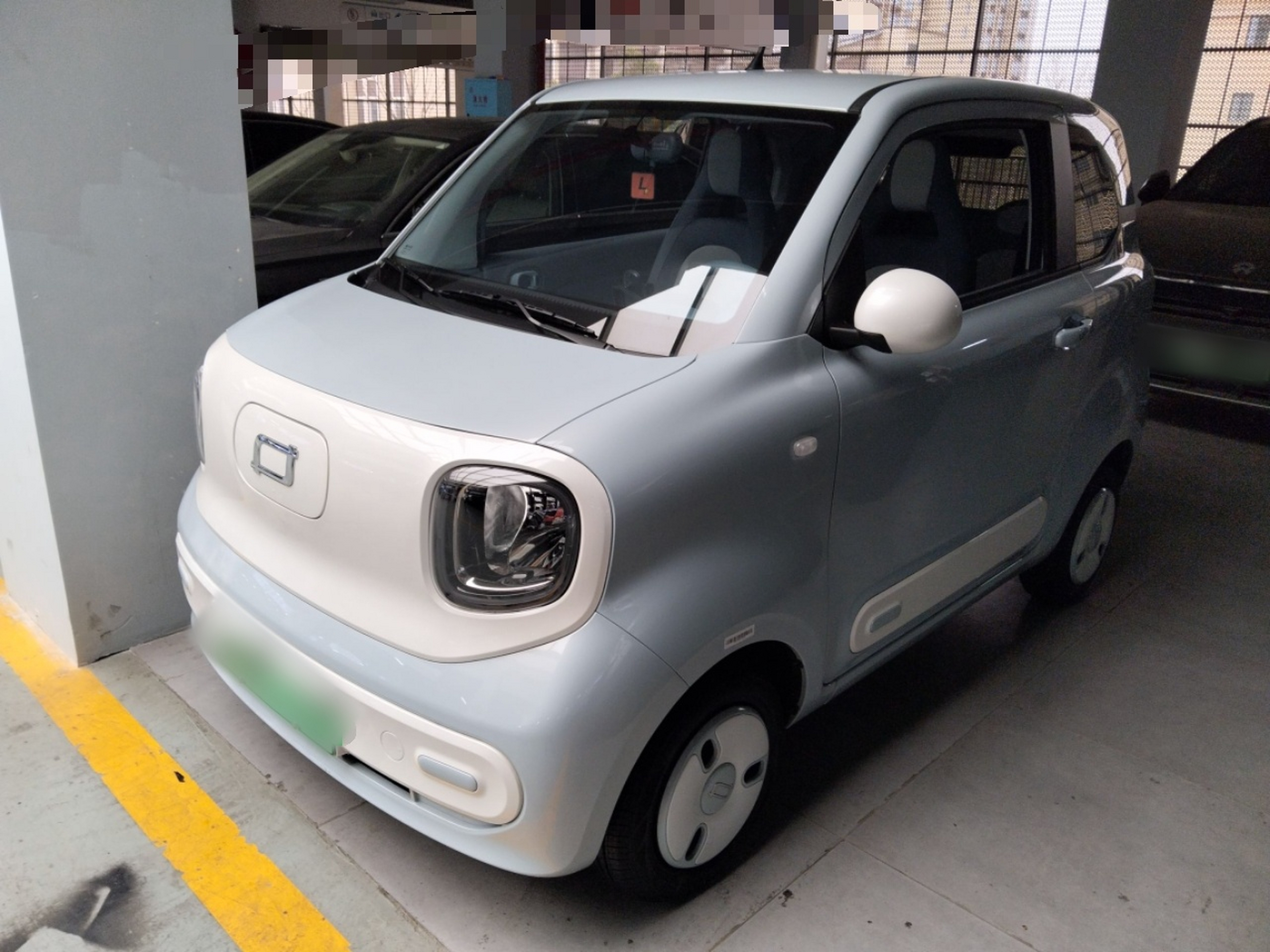 Под передней частью автомобиля