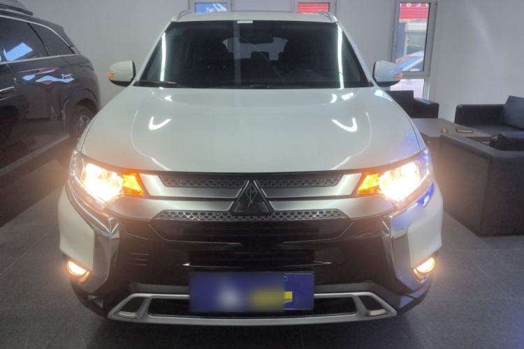 Used Mitsubishi Outlander 2019 2.0L Two-Wheel Drive Comfort Edition 7 Seats China V Emission Standard
