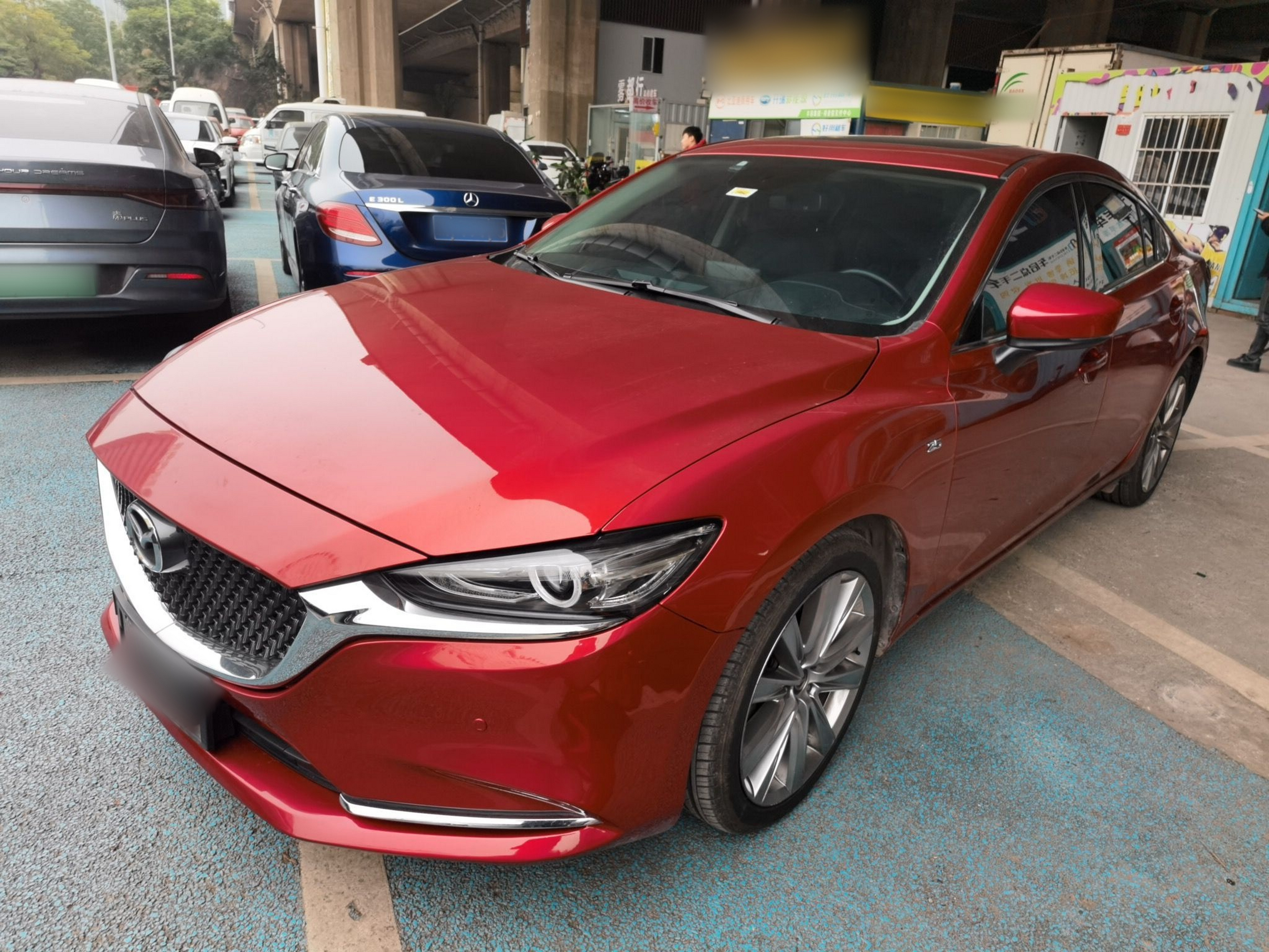 Под передней частью автомобиля