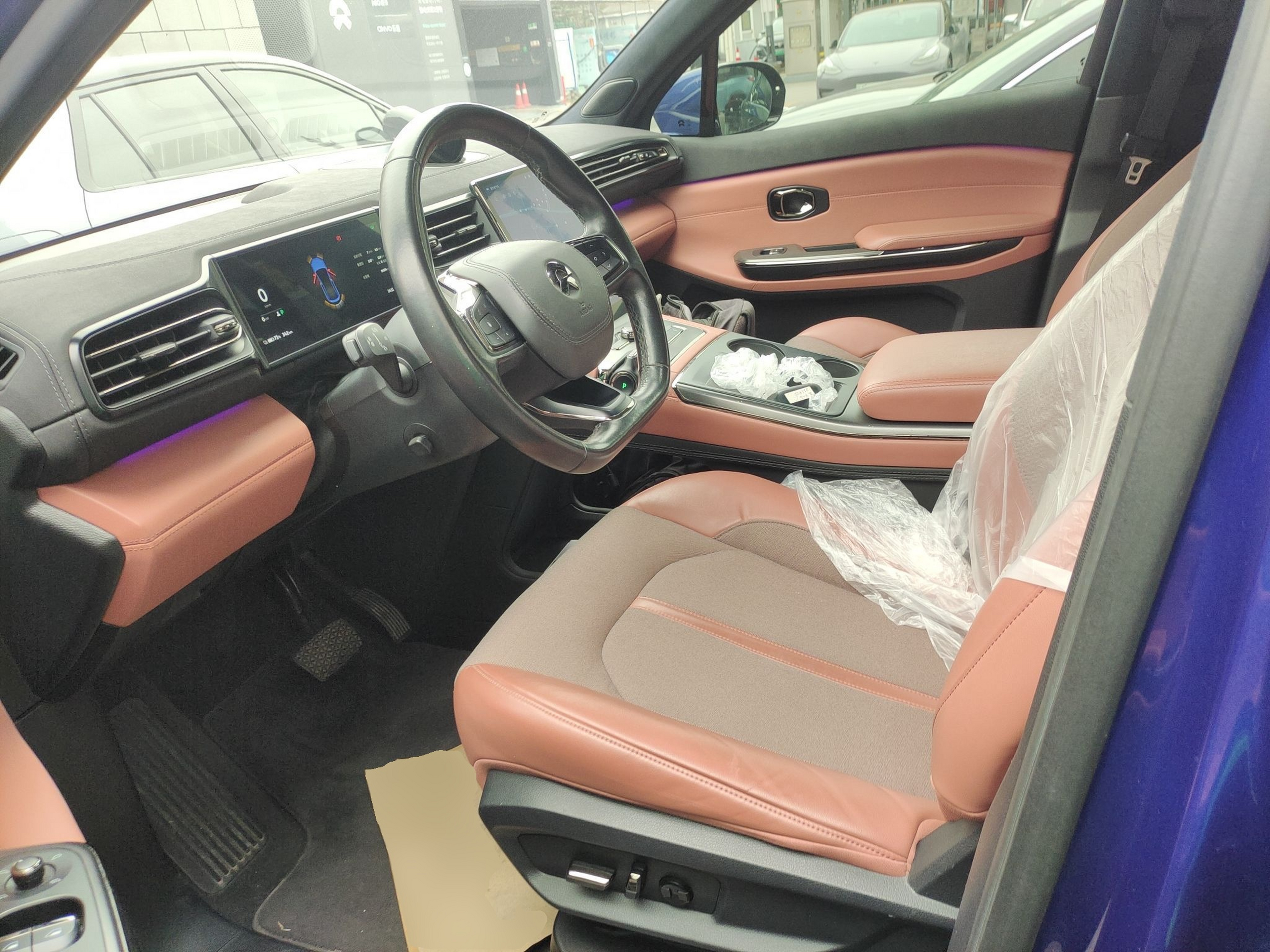 المقاعد الأمامية داخل السيارة