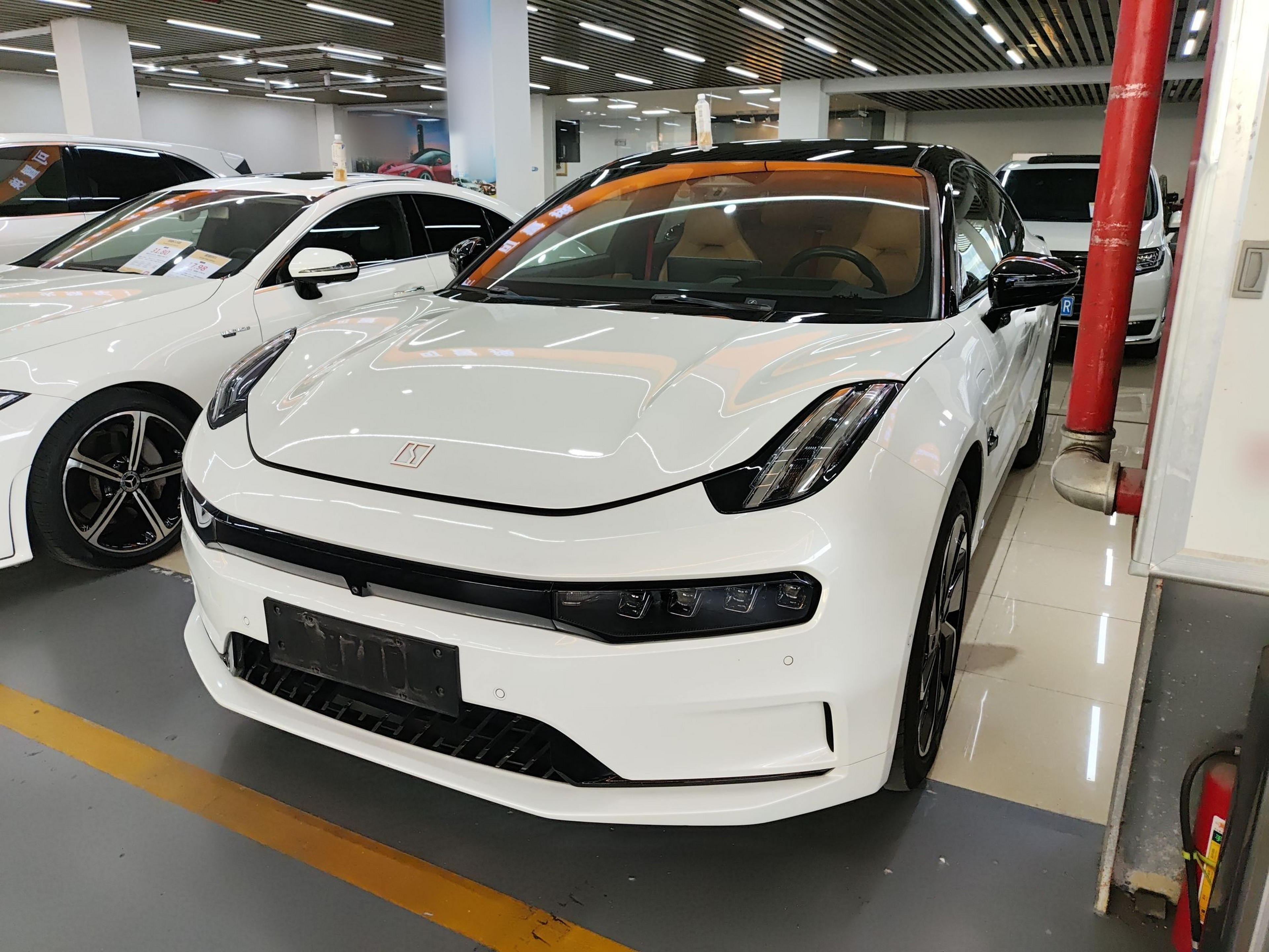 تحت مقدمة السيارة