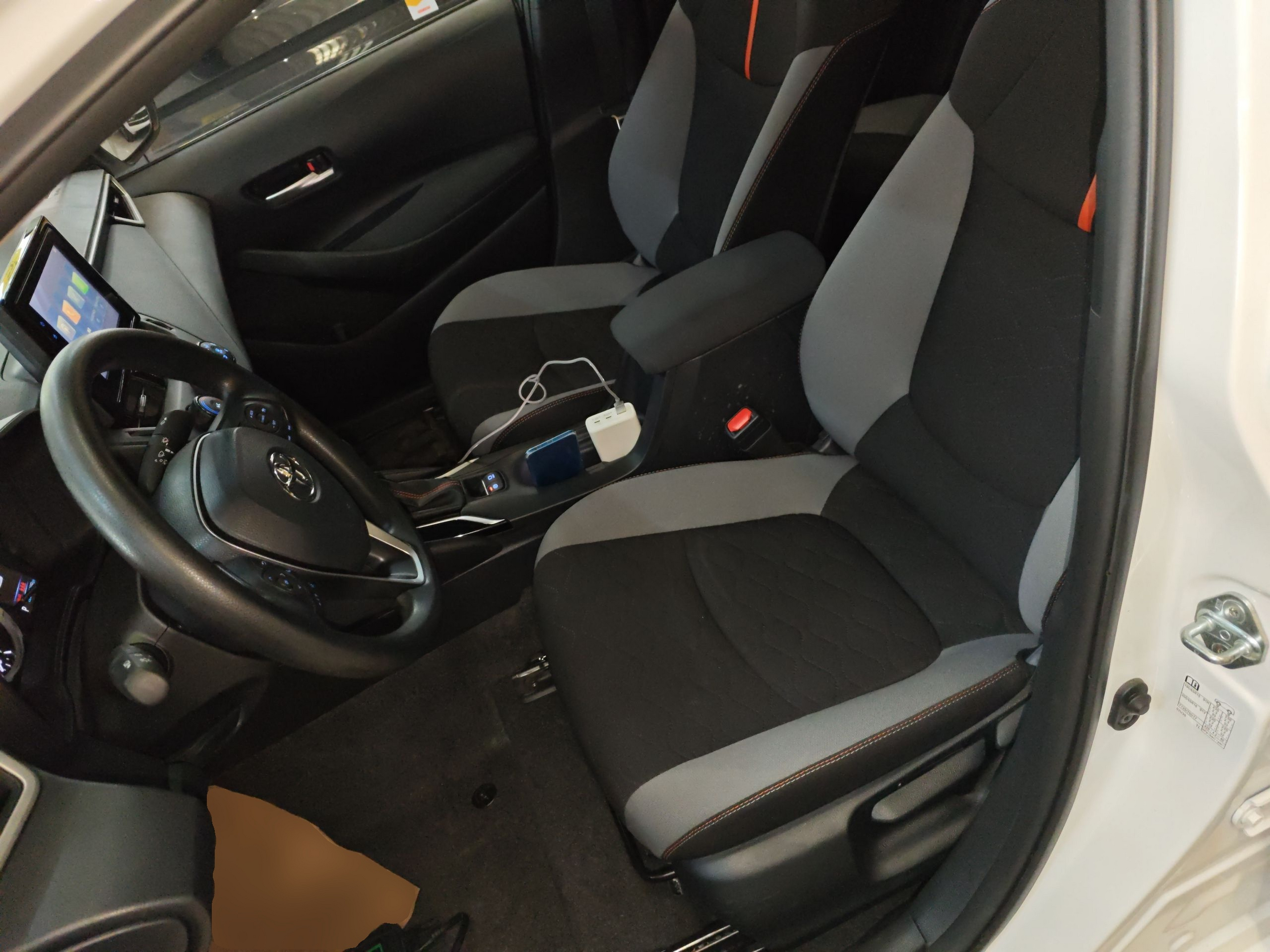 المقاعد الأمامية داخل السيارة