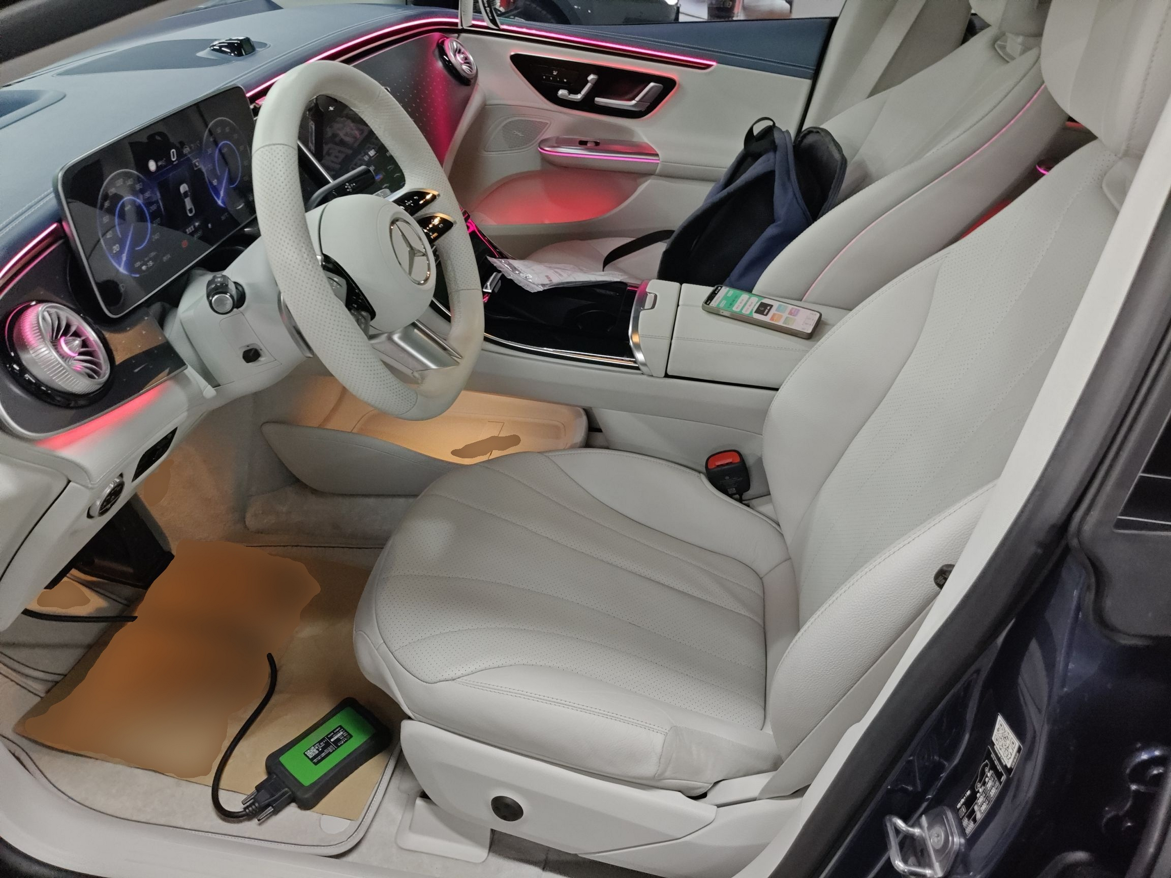 المقاعد الأمامية داخل السيارة